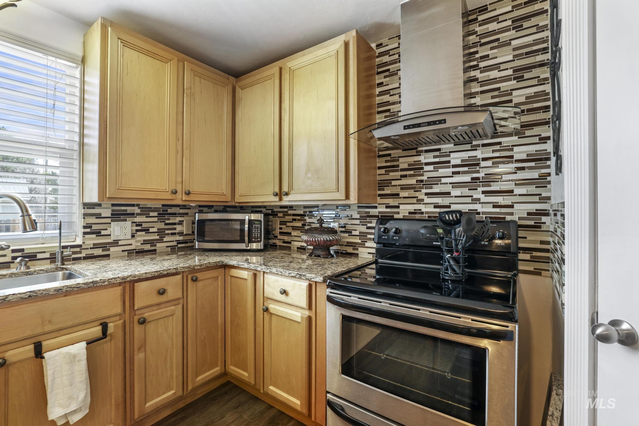 1124 N Fillmore Property Photo 4
