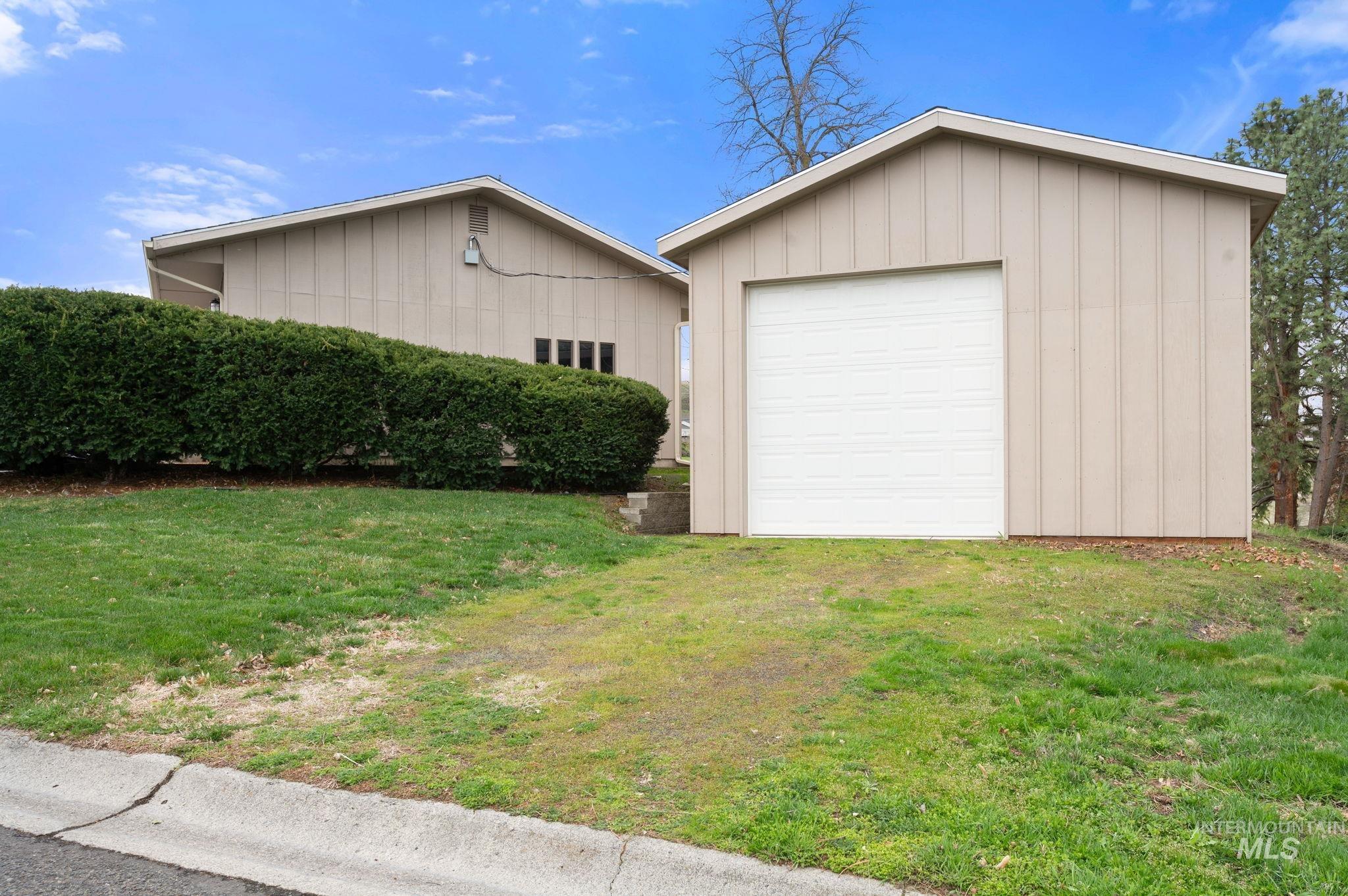 3530 Country Club Drive Property Photo 3