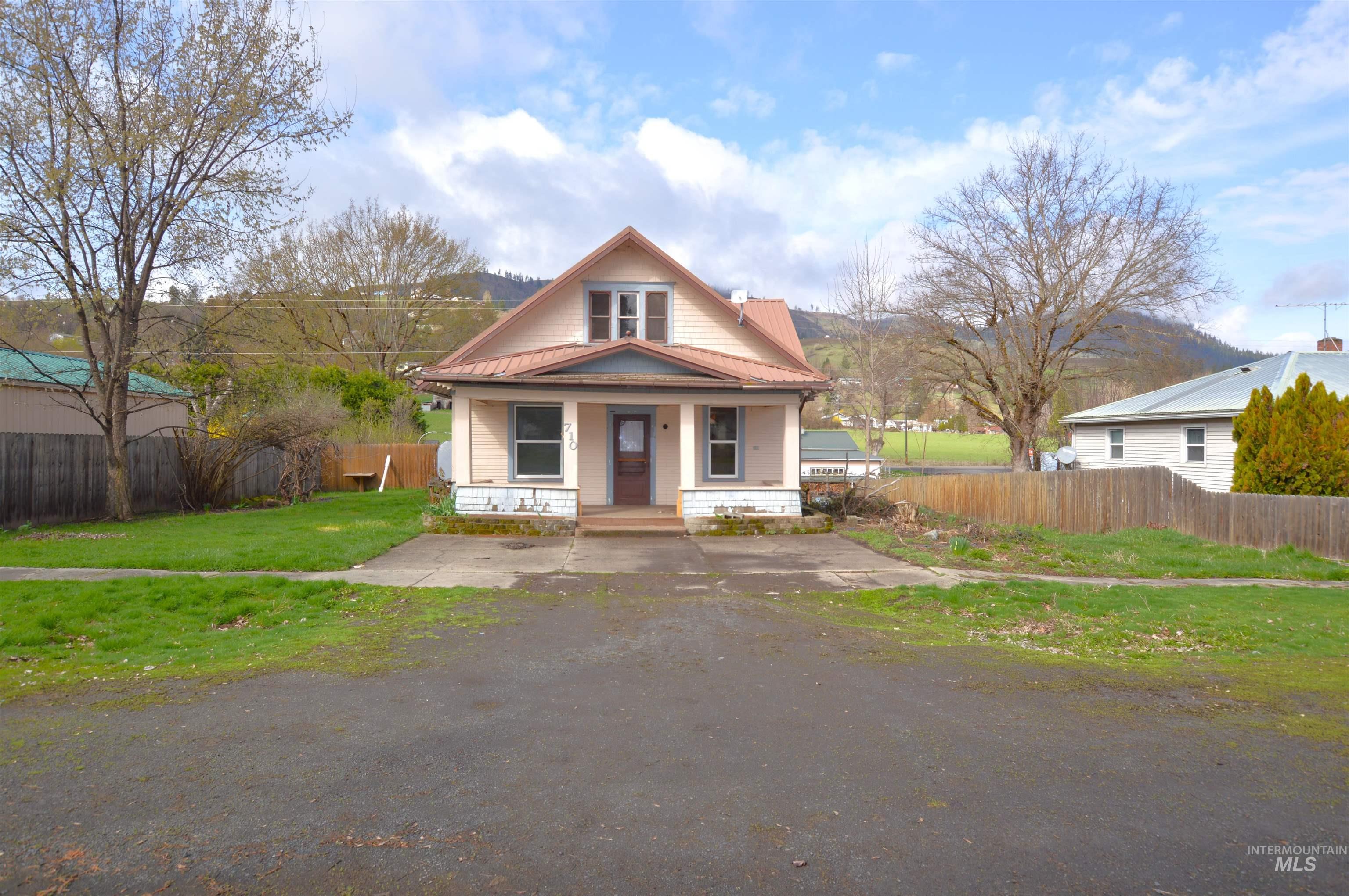 710 Maple Property Photo