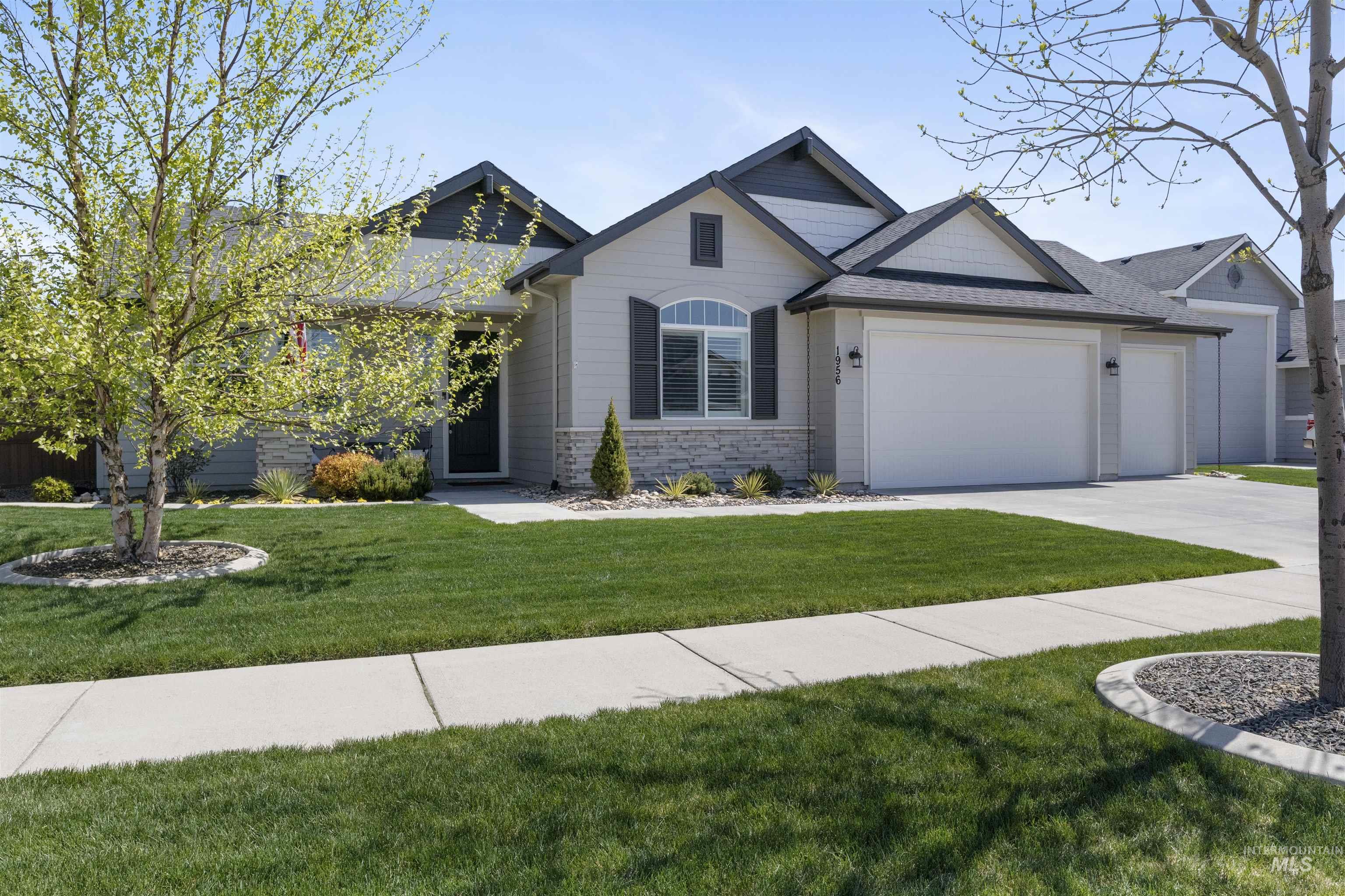 1956 N World Cup Way Property Photo 2