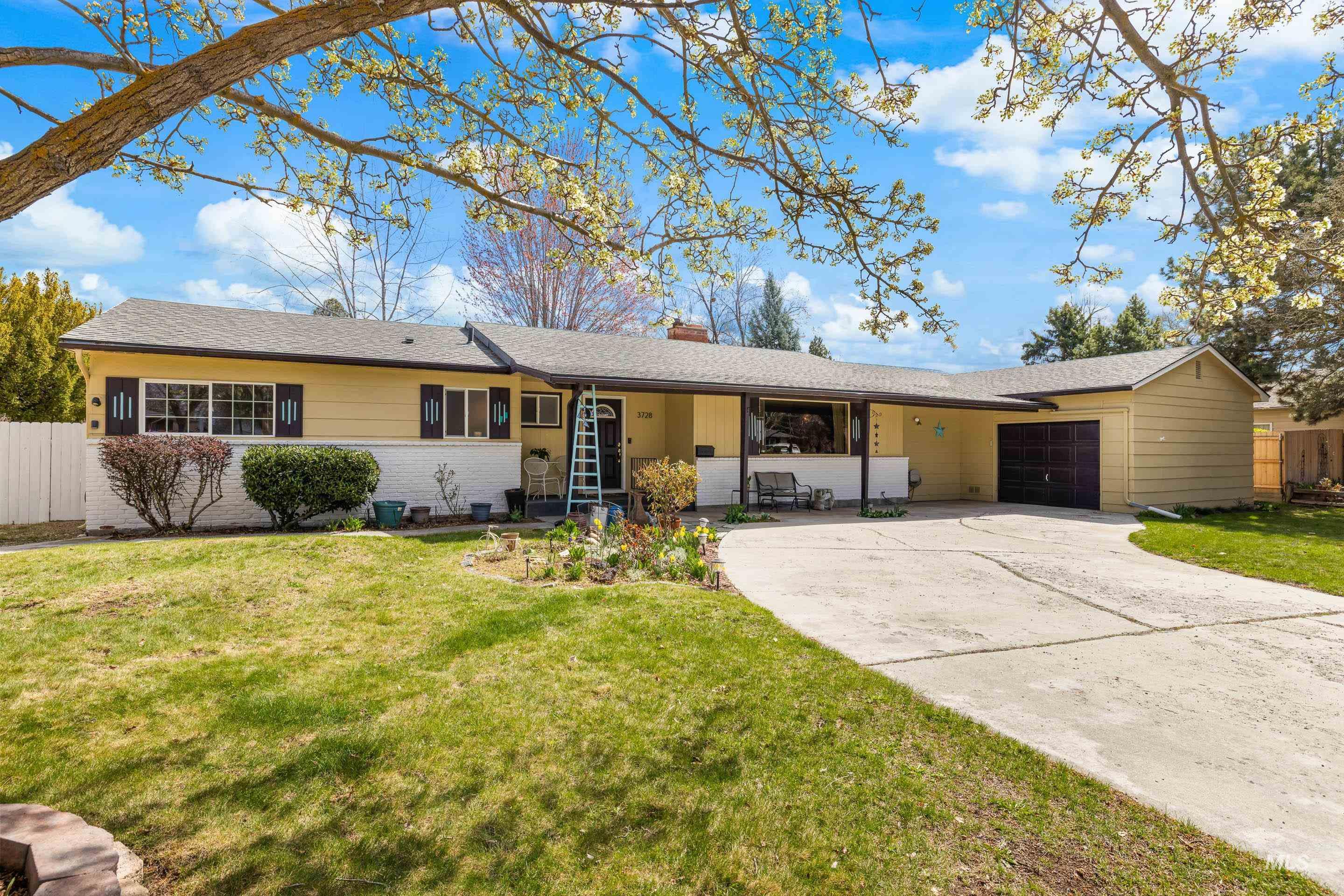 3728 W Clement Rd Property Photo