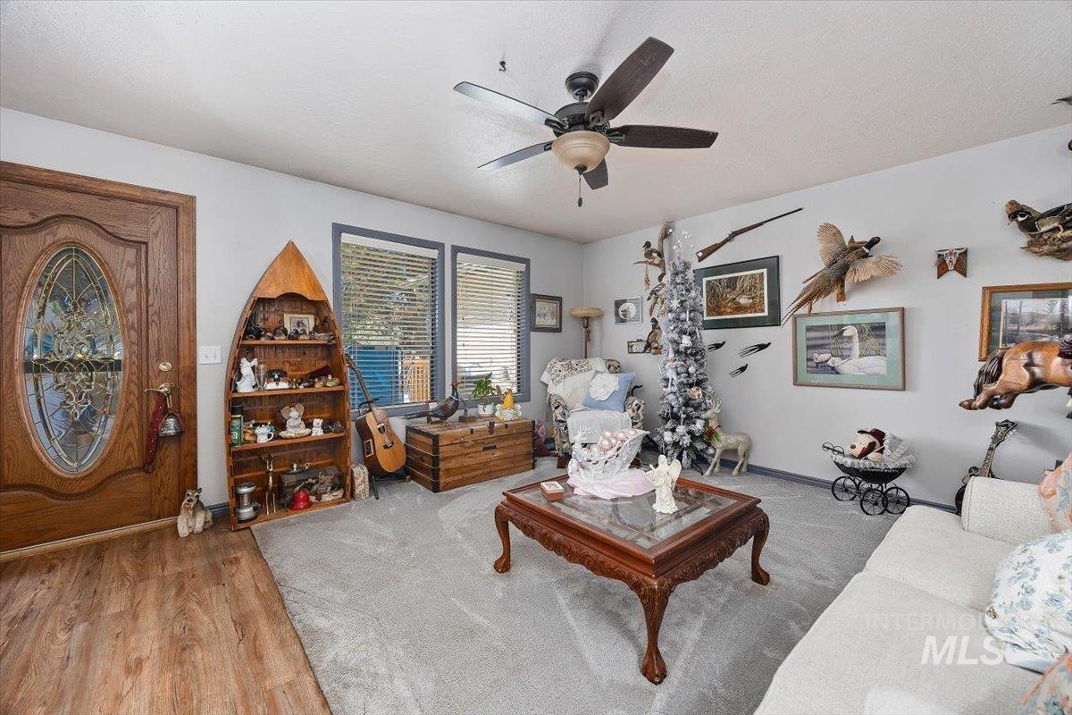 215 Willow Ln. Property Photo 13