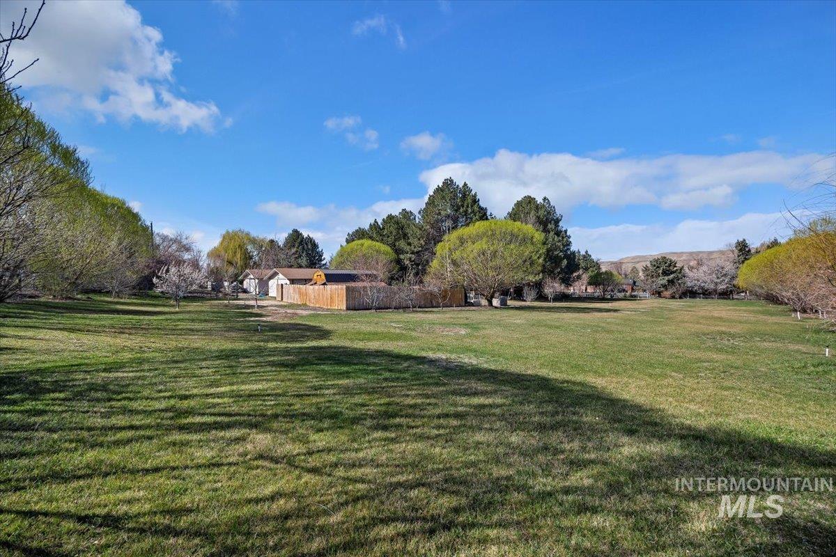 215 Willow Ln. Property Photo 24