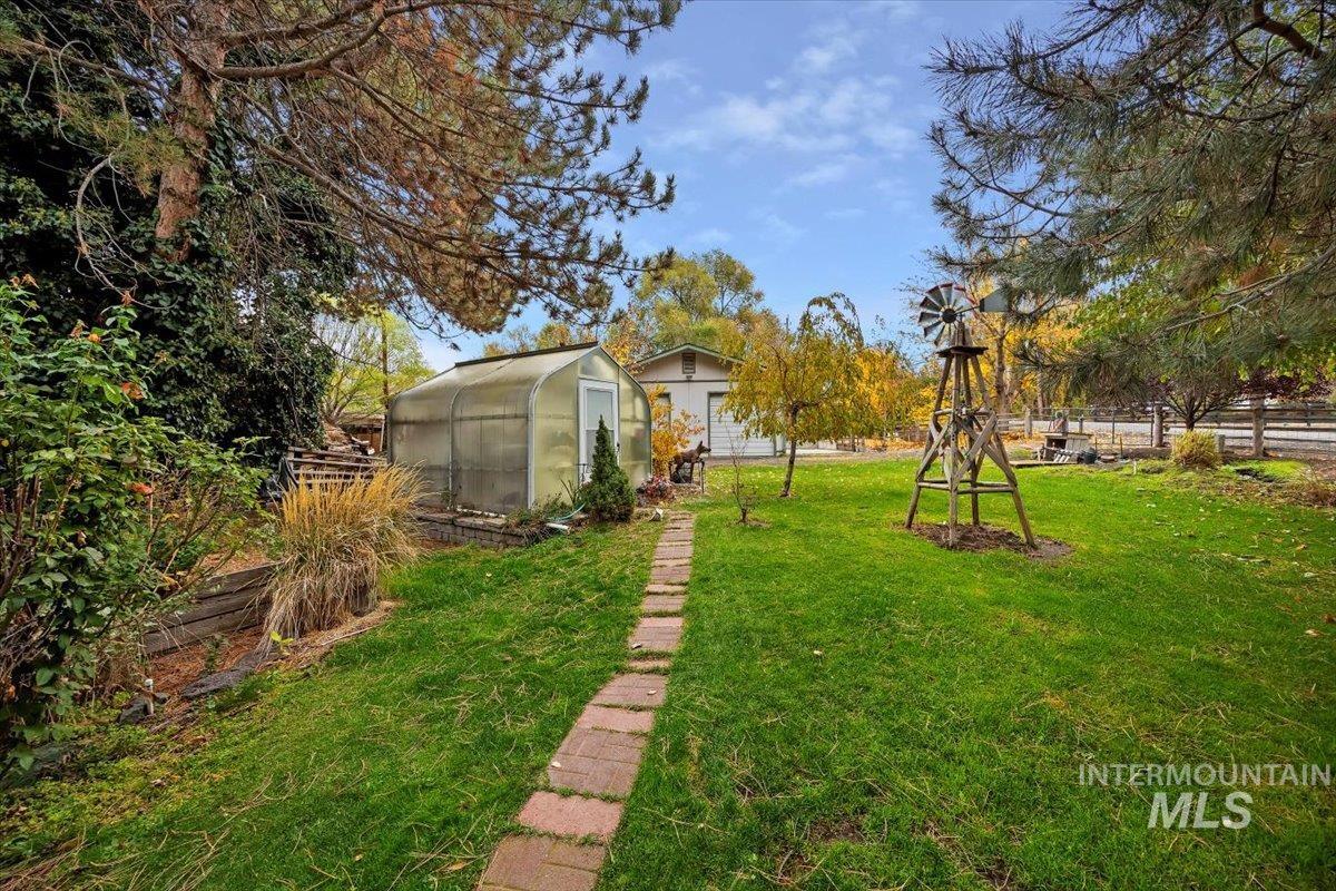 215 Willow Ln. Property Photo 25