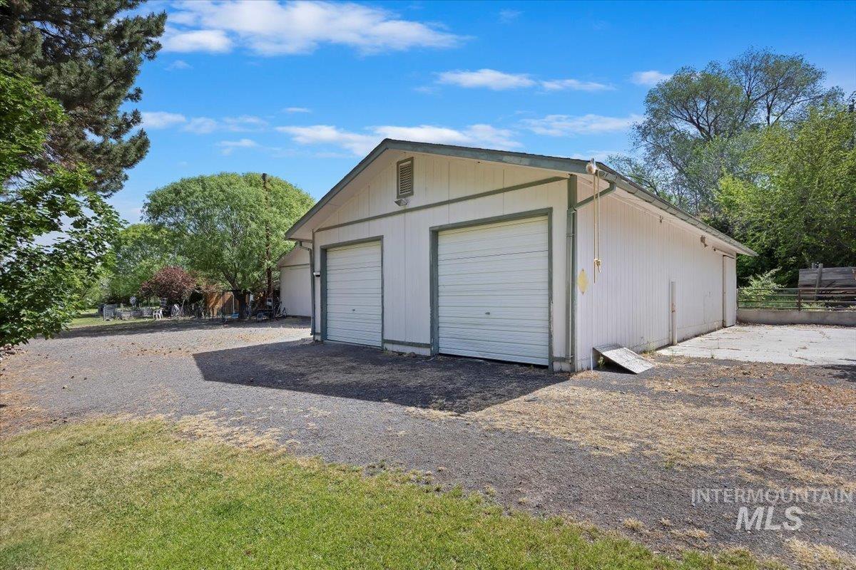 215 Willow Ln. Property Photo 29