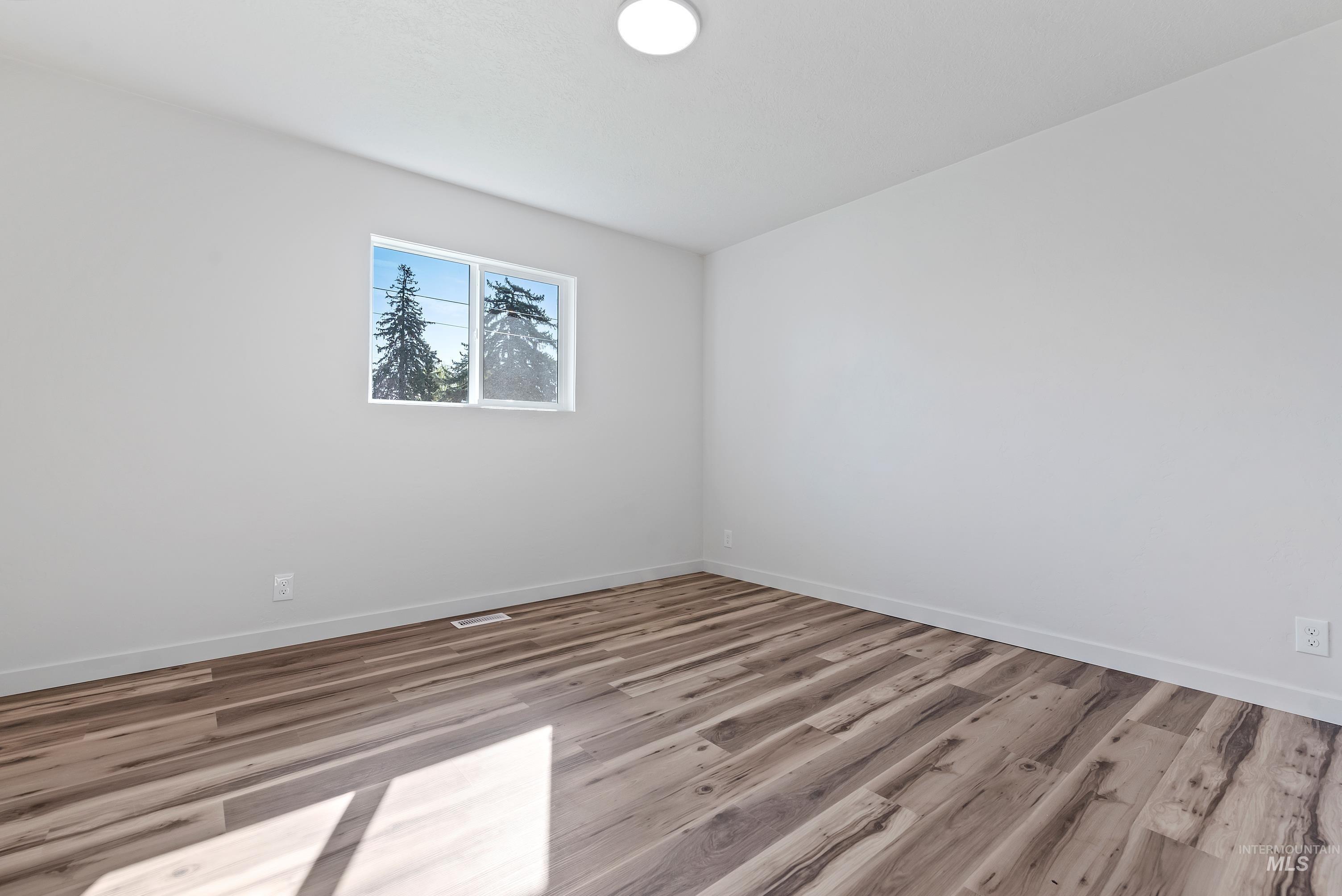 413 N Midland Blvd. Property Photo 11