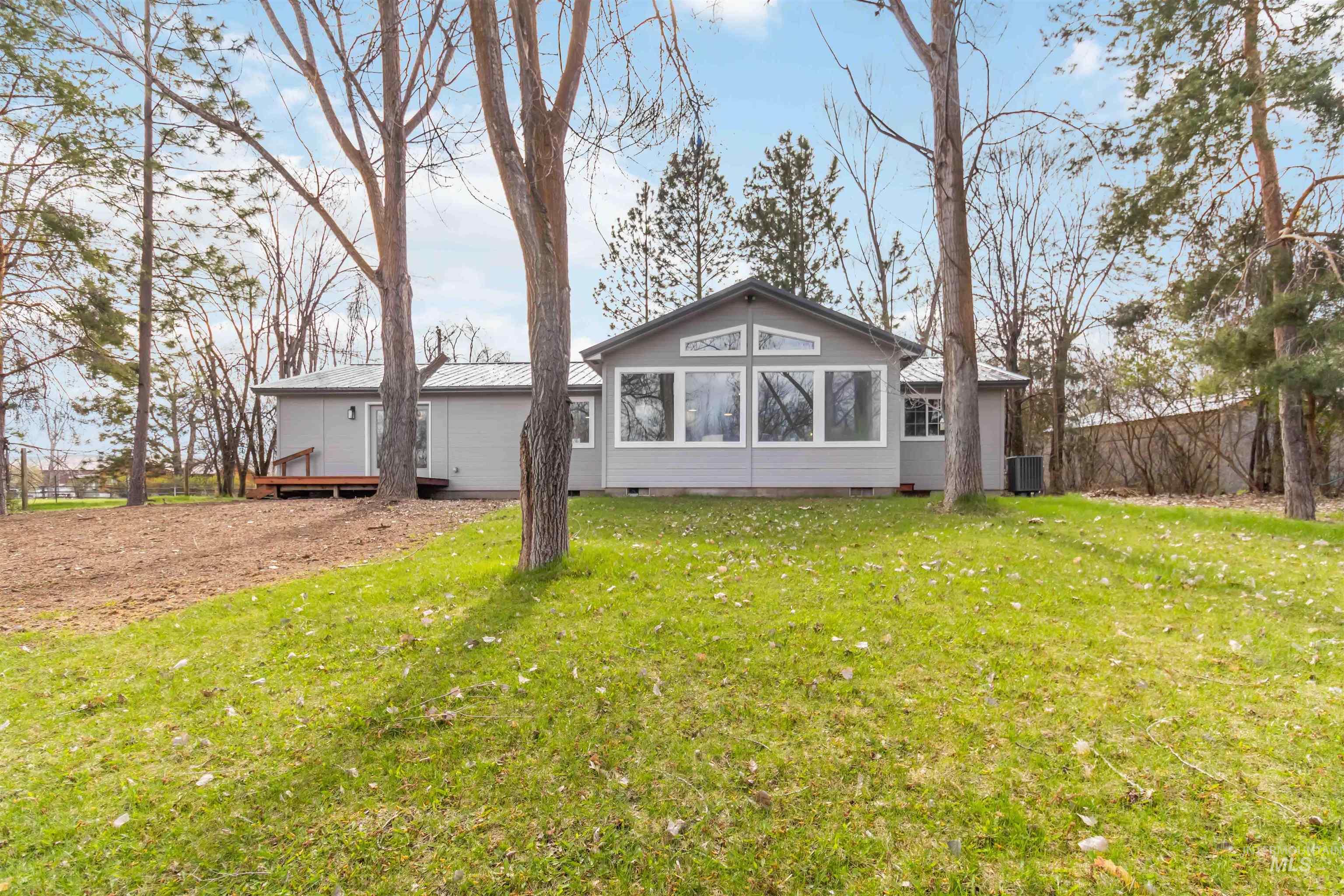 11585 N River Rd Property Photo