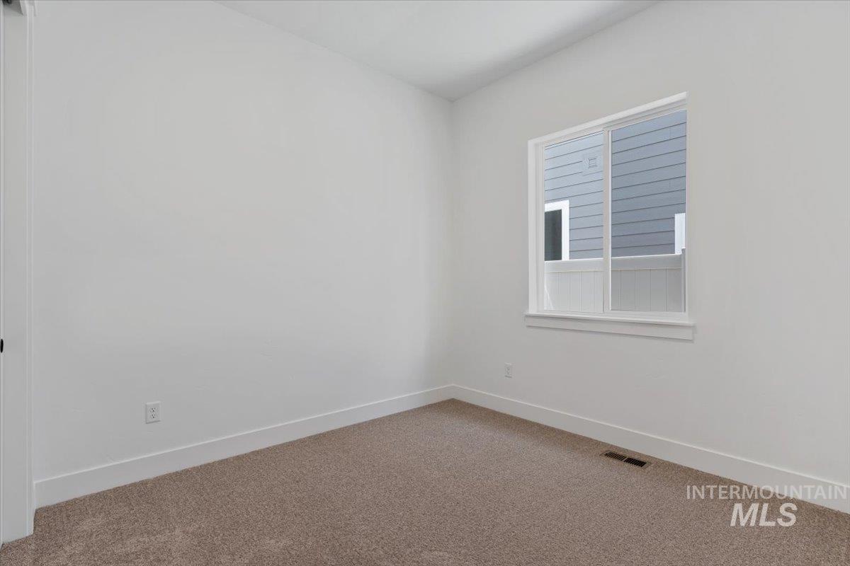 636 E Lockhart St Property Photo 5