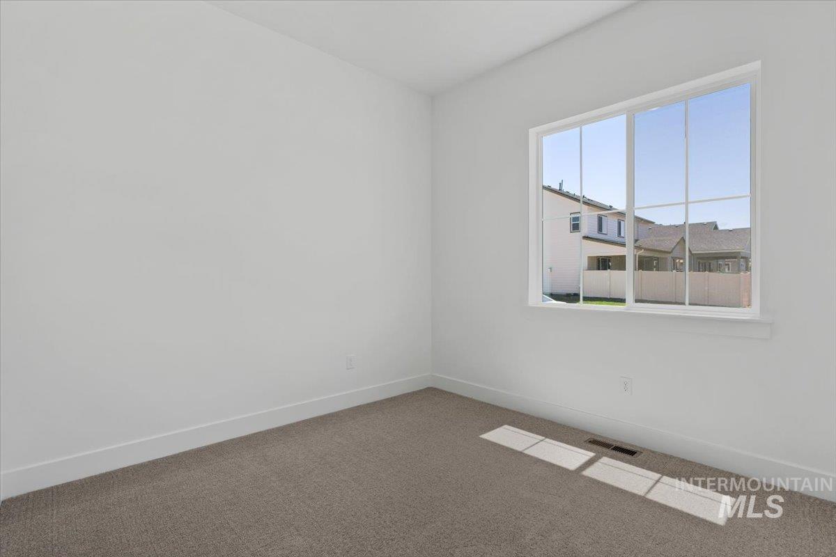 636 E Lockhart St Property Photo 8