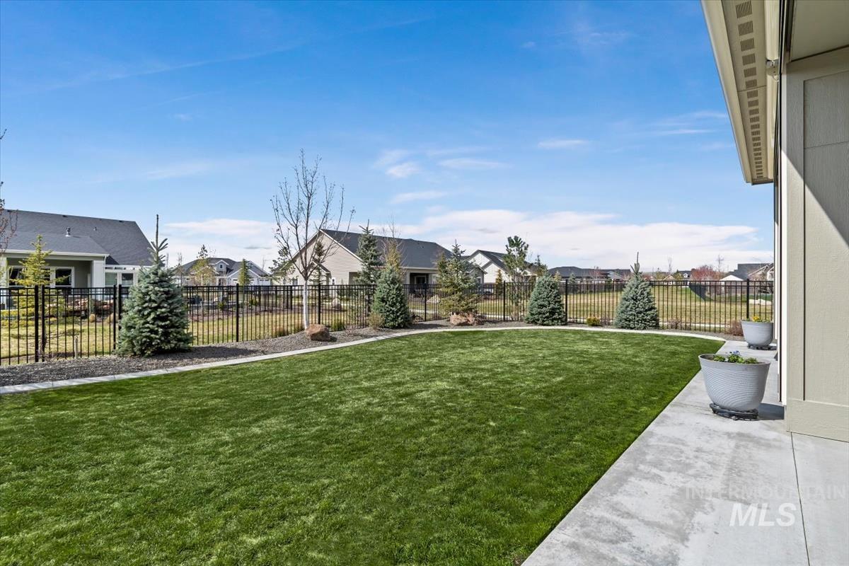 2551 N Fruniz Ave Property Photo 45