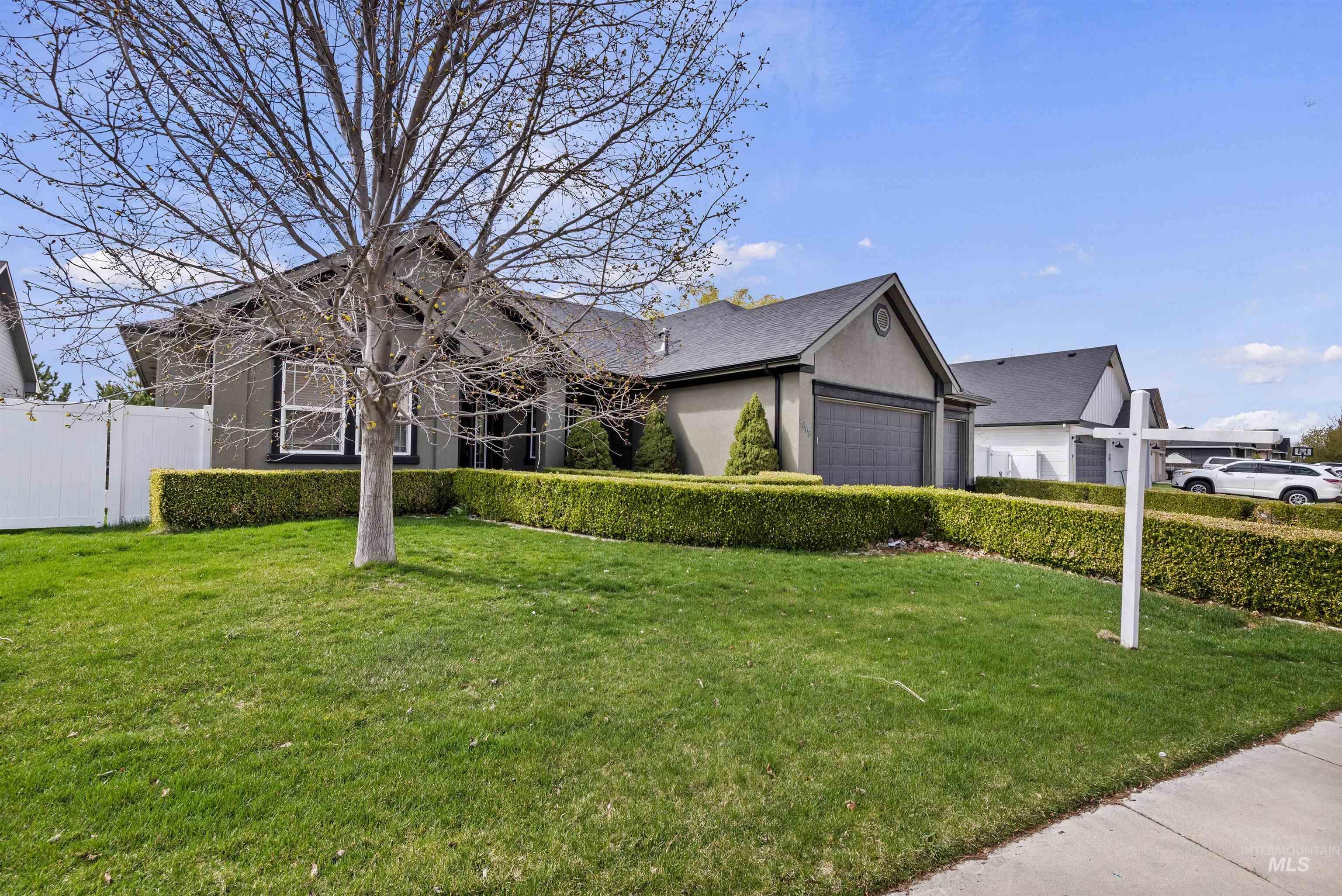 2565 S Skyview Dr Property Photo 2