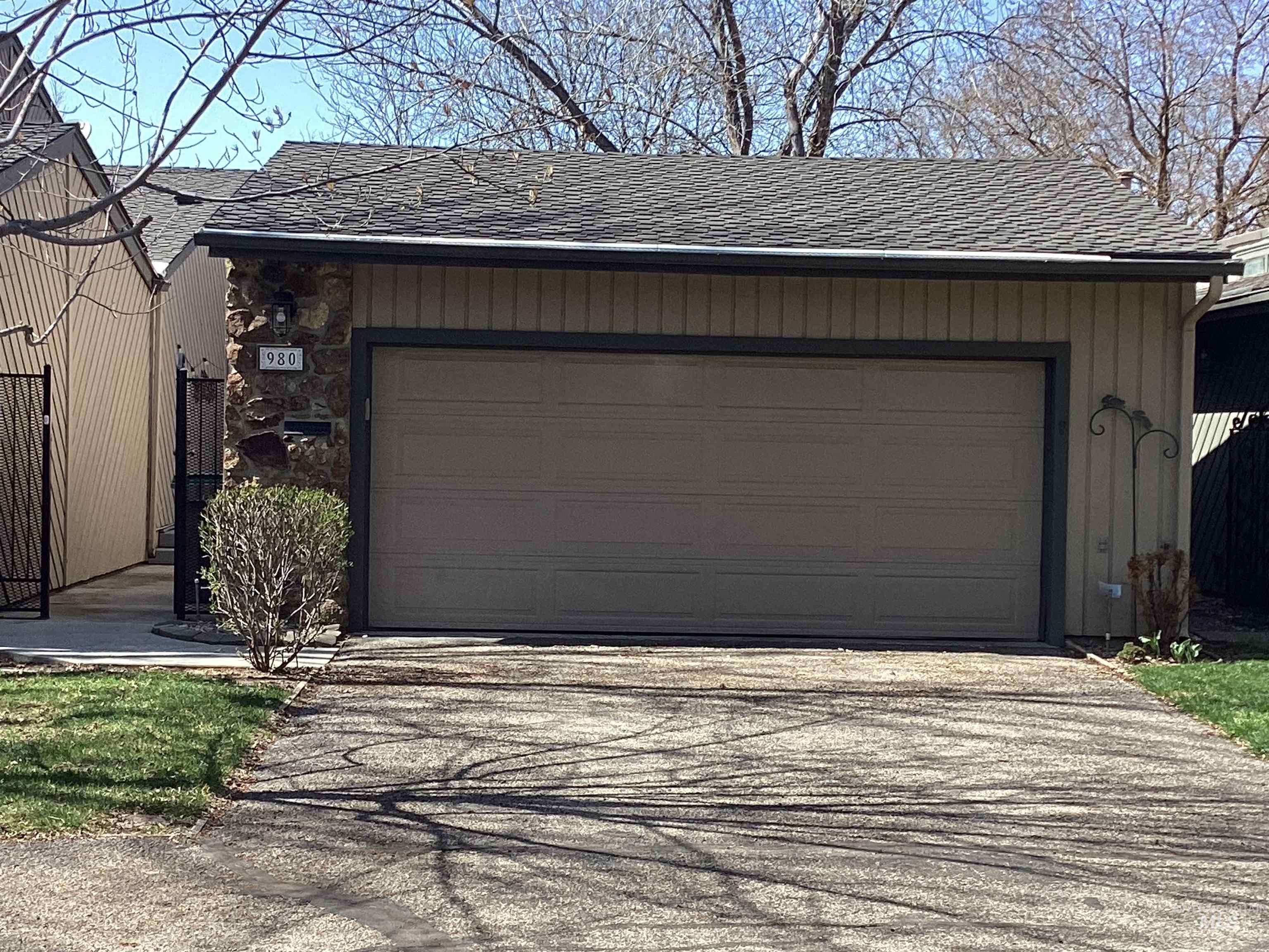 980 N Camelot Property Photo 1