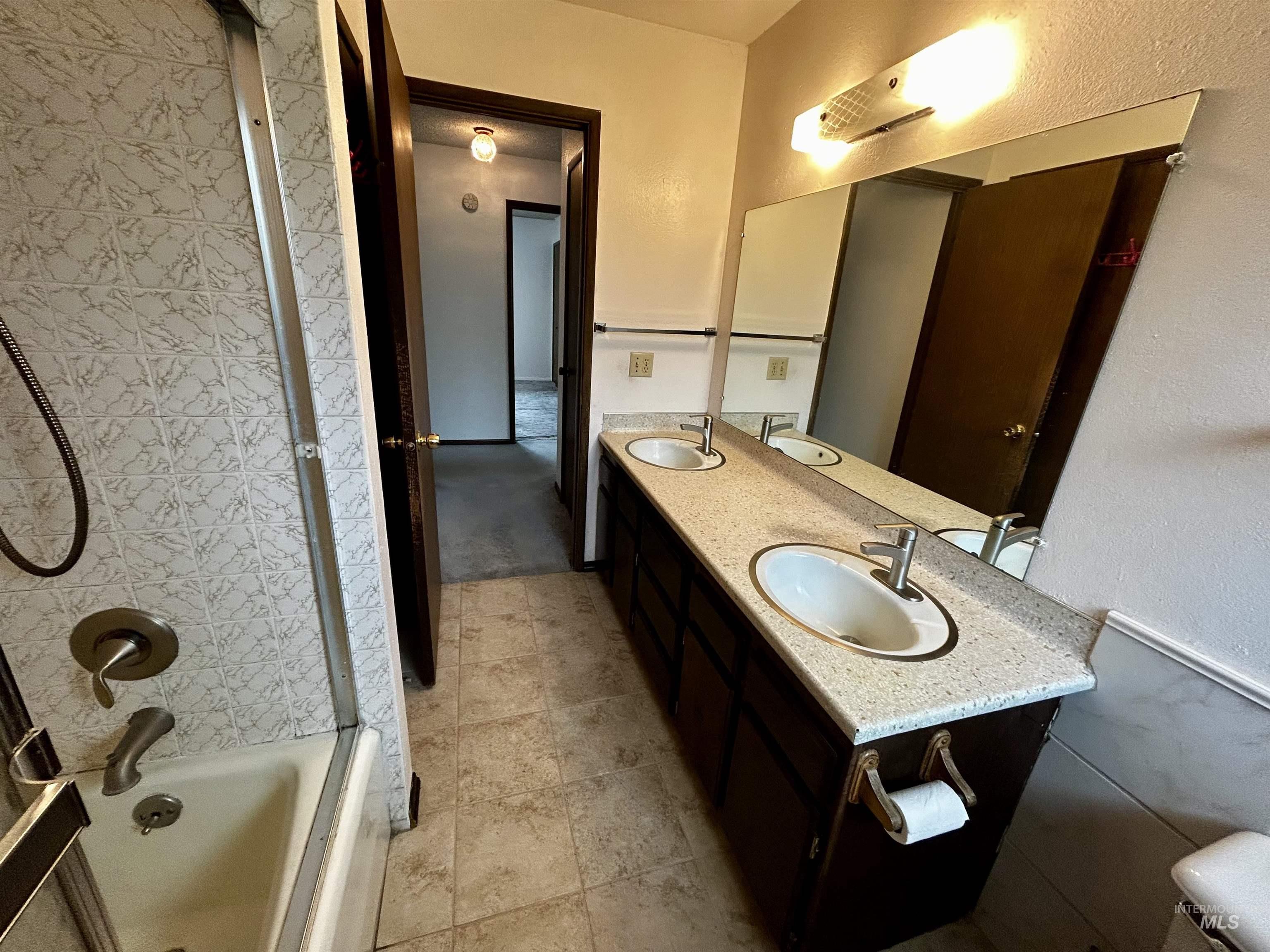 12686 Laqa Ave Property Photo 27