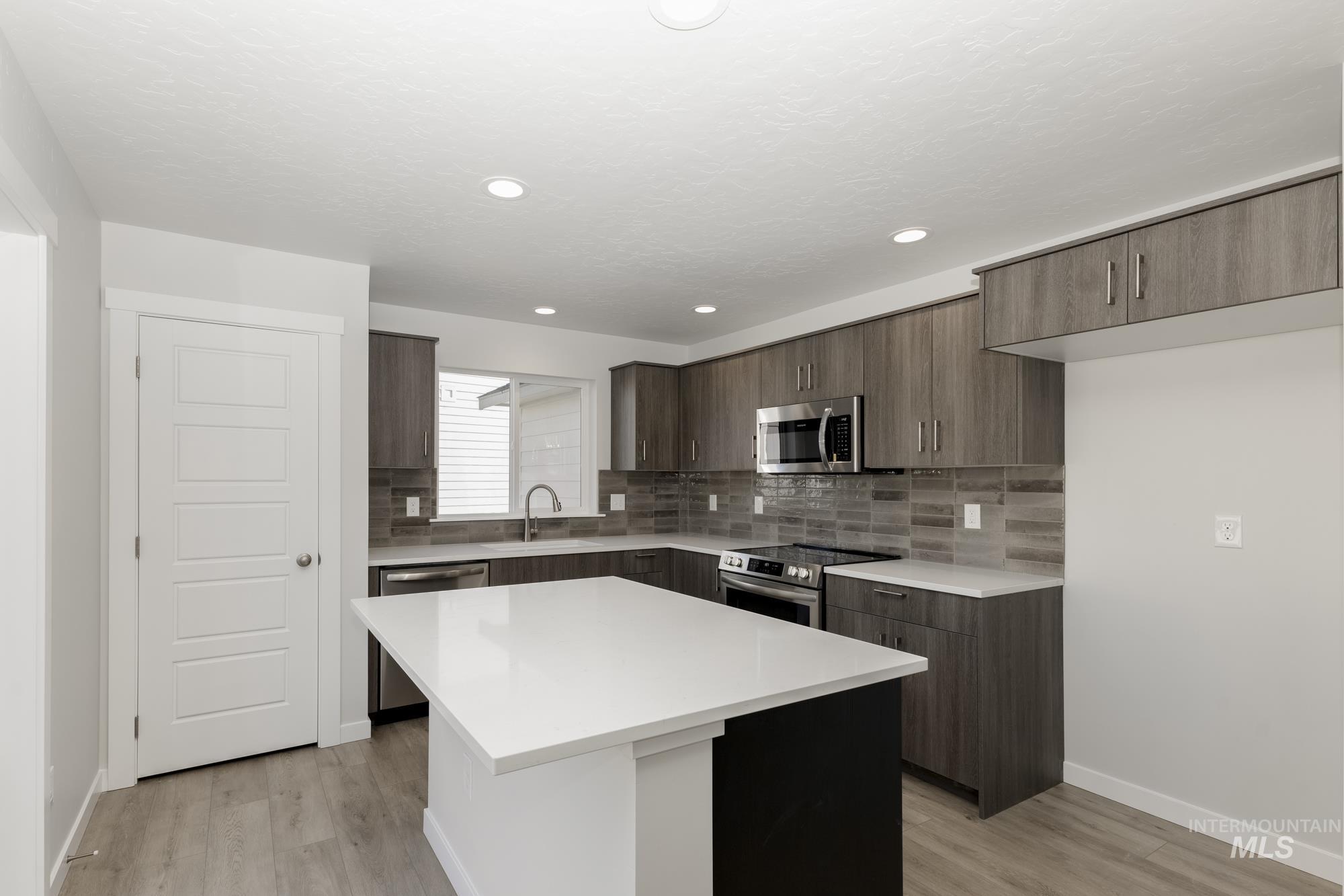 2365 W Opalite Dr Property Photo 3