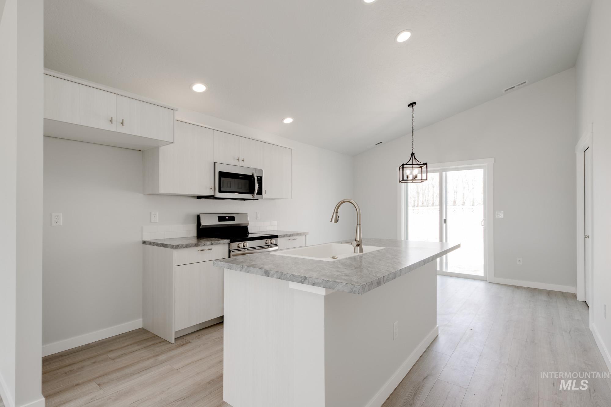 2914 E Mossy Creek Dr Property Photo 3