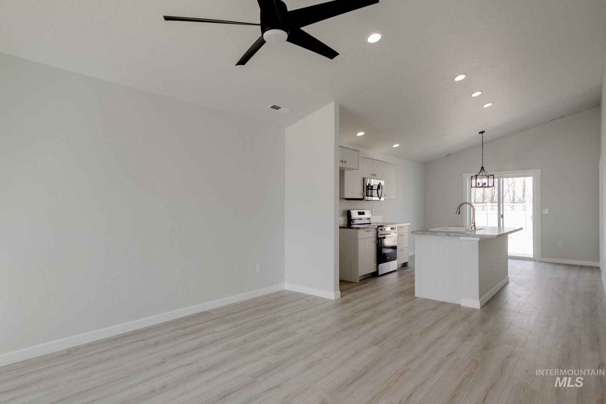 2914 E Mossy Creek Dr Property Photo 8