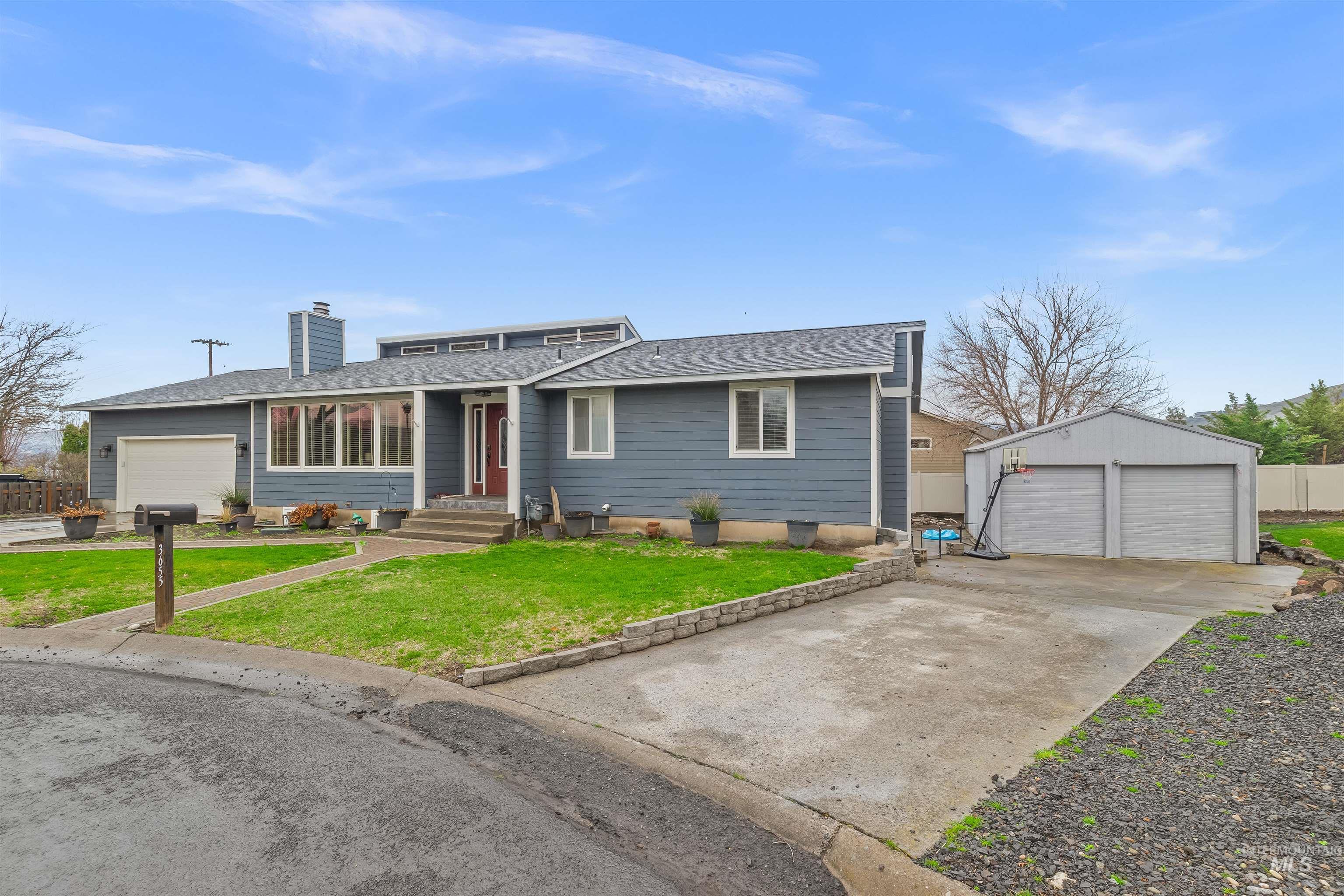 3655 Country Club Ct Property Photo 2