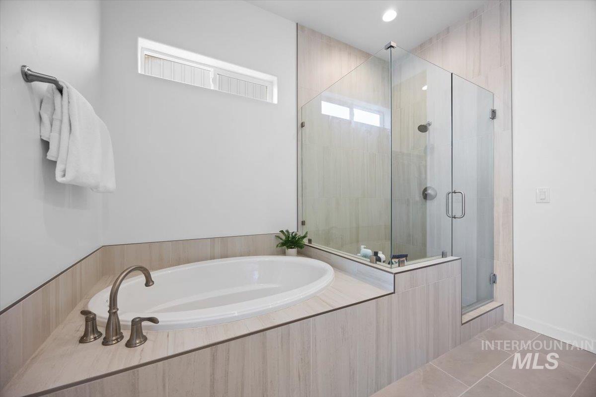 3484 N Picton Ave Property Photo 18