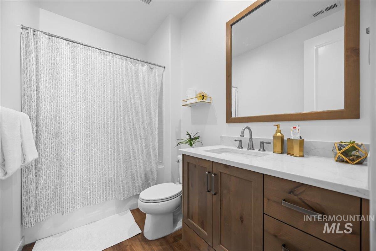3484 N Picton Ave Property Photo 31