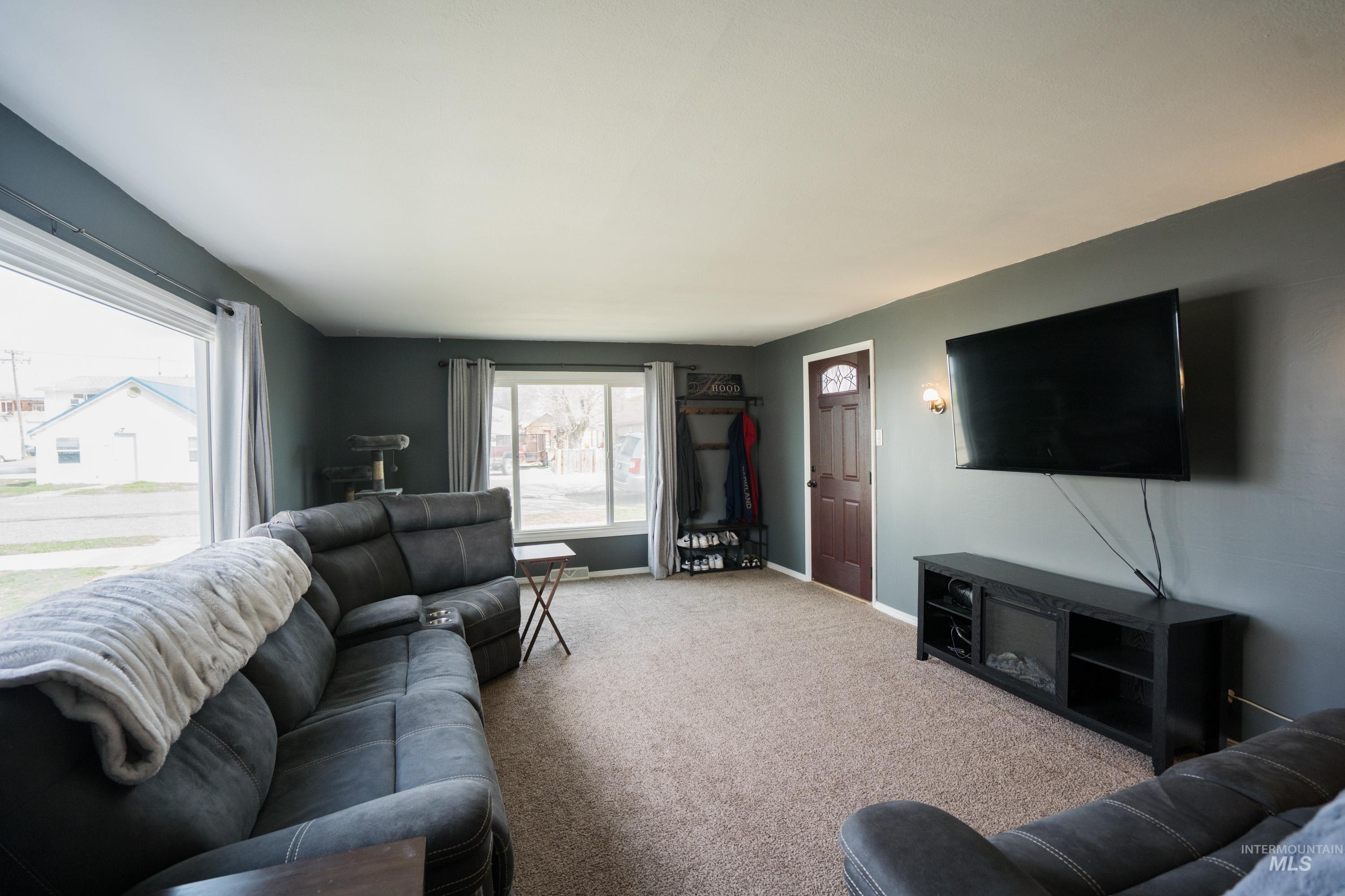 206 E Clark Property Photo 3