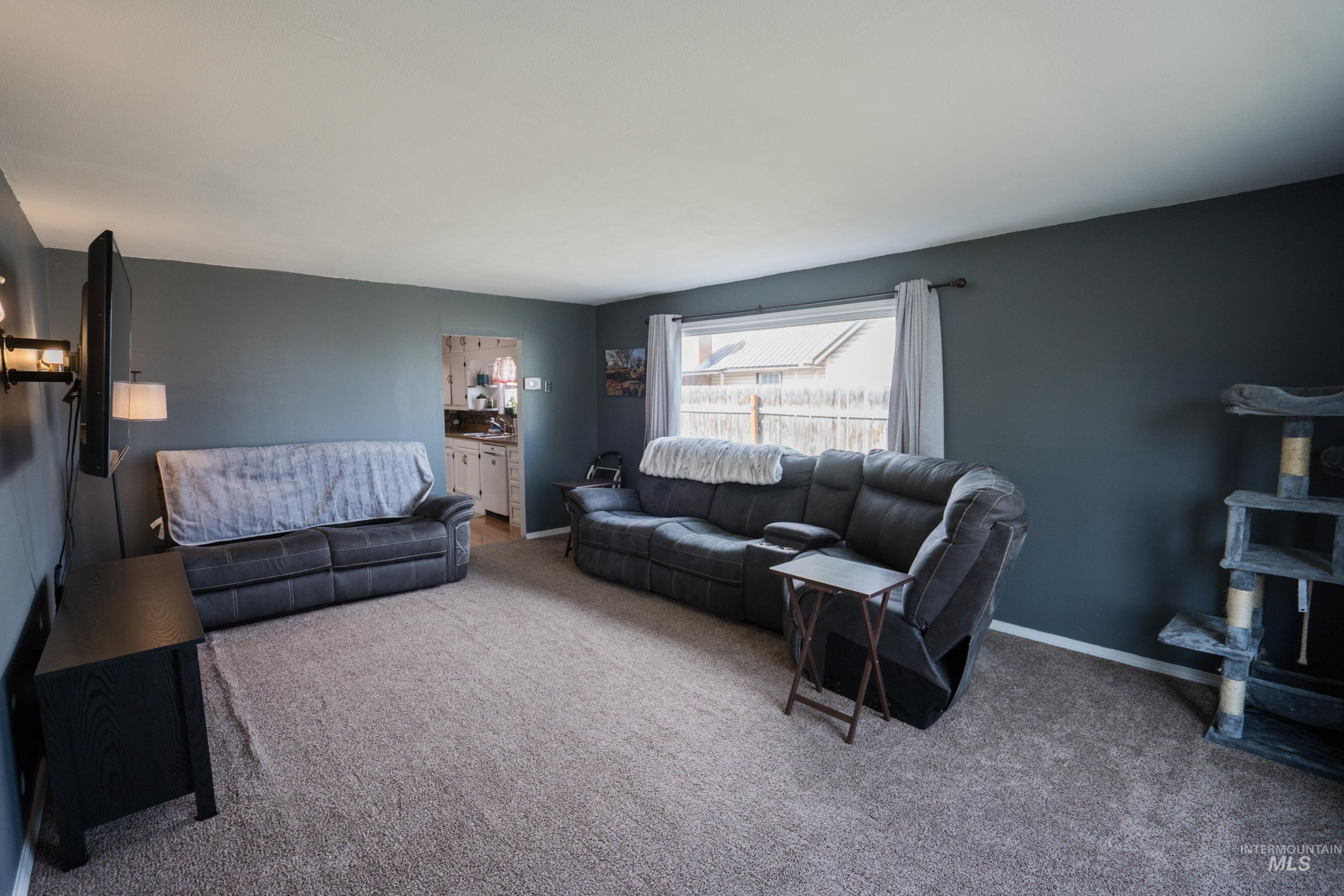 206 E Clark Property Photo 4