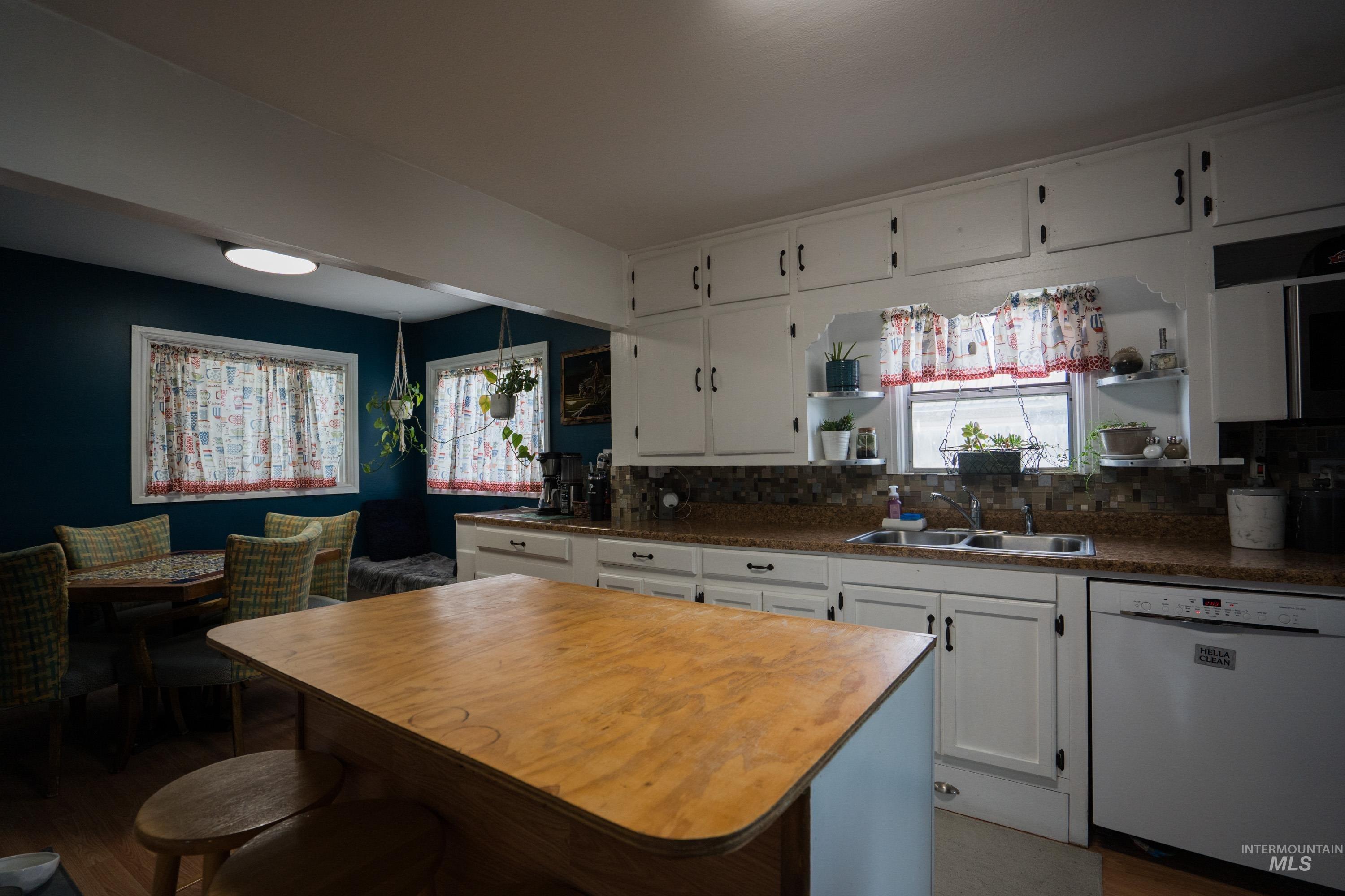 206 E Clark Property Photo 6
