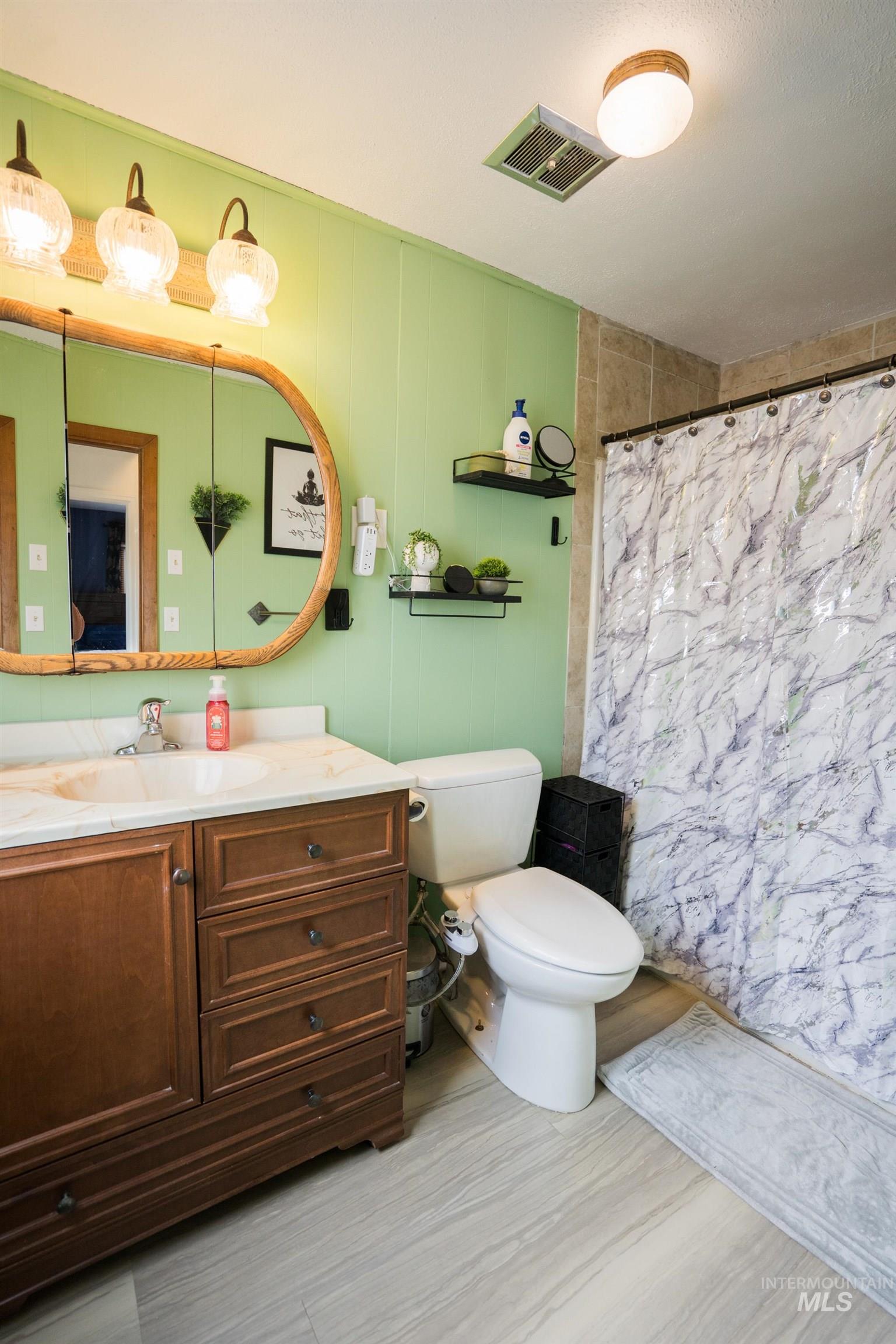 206 E Clark Property Photo 8