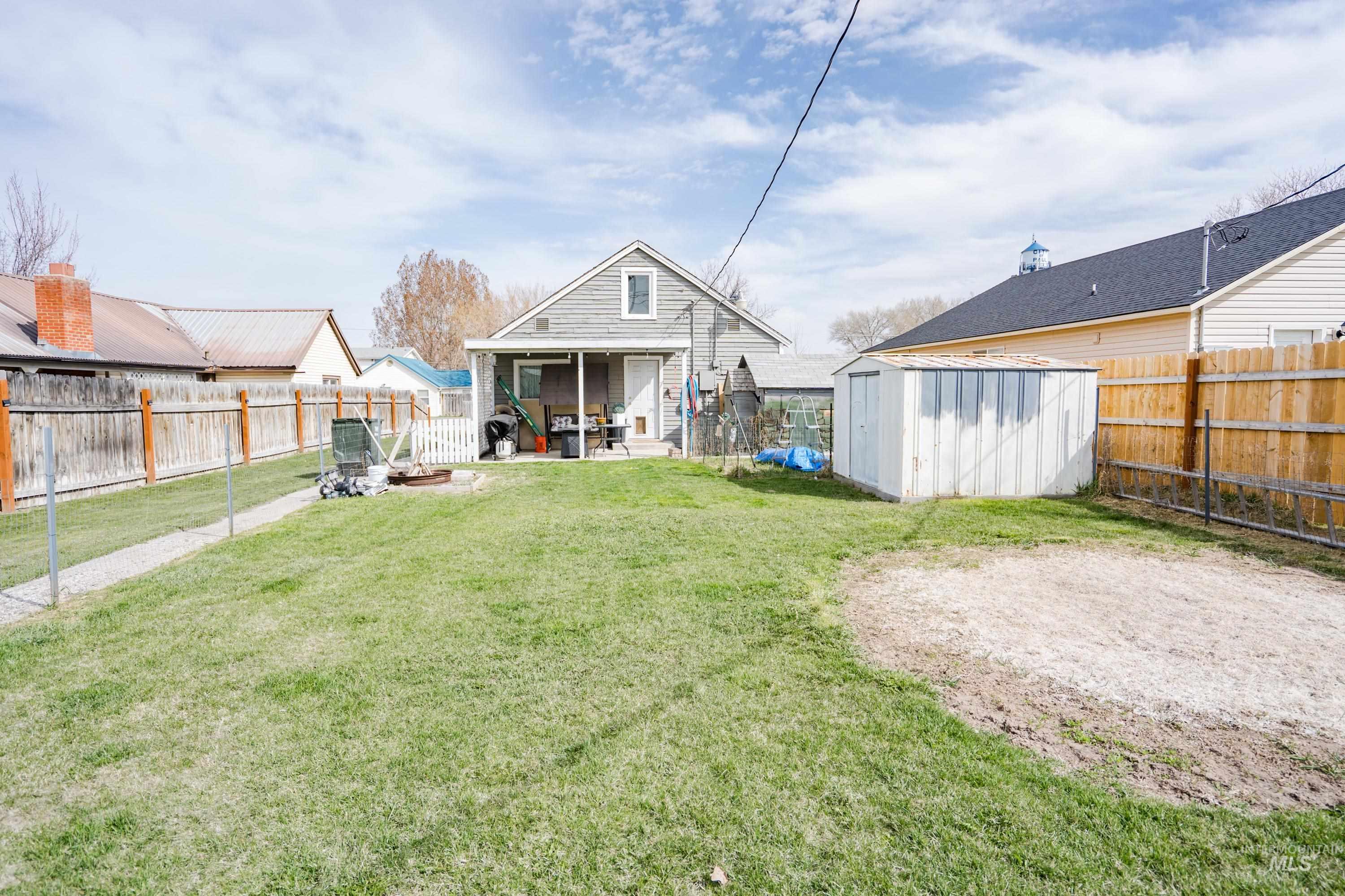 206 E Clark Property Photo 14