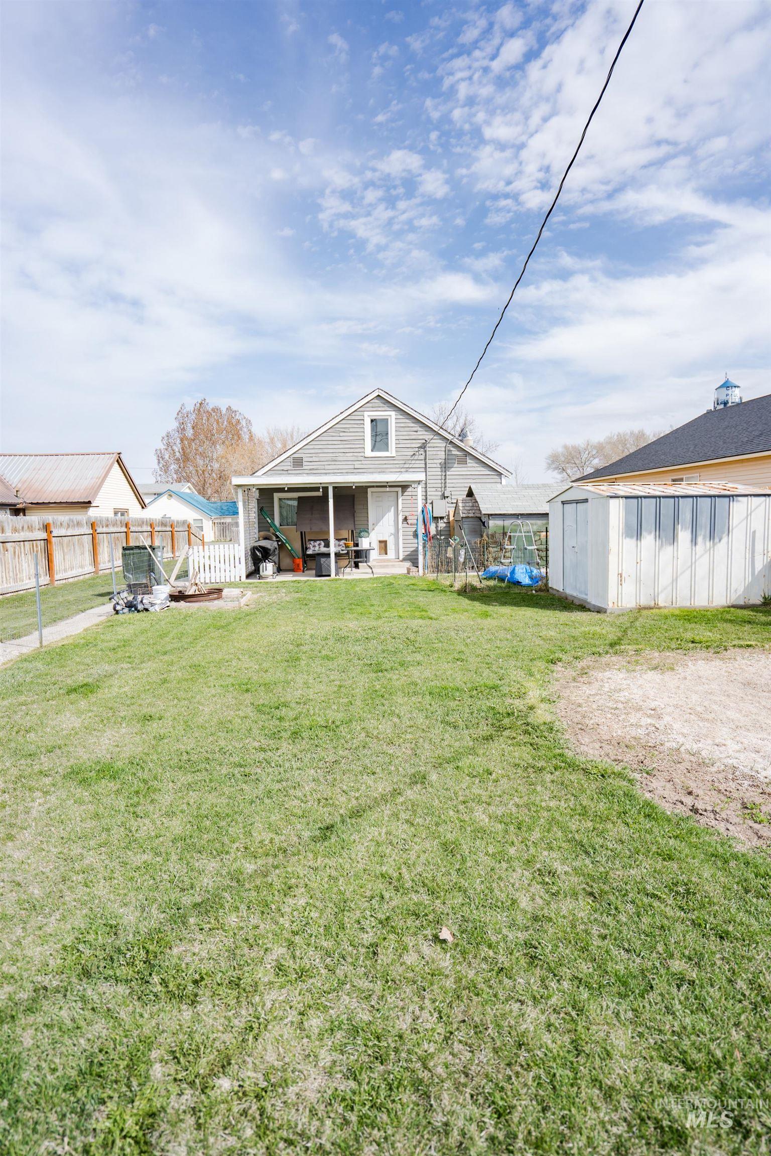 206 E Clark Property Photo 15