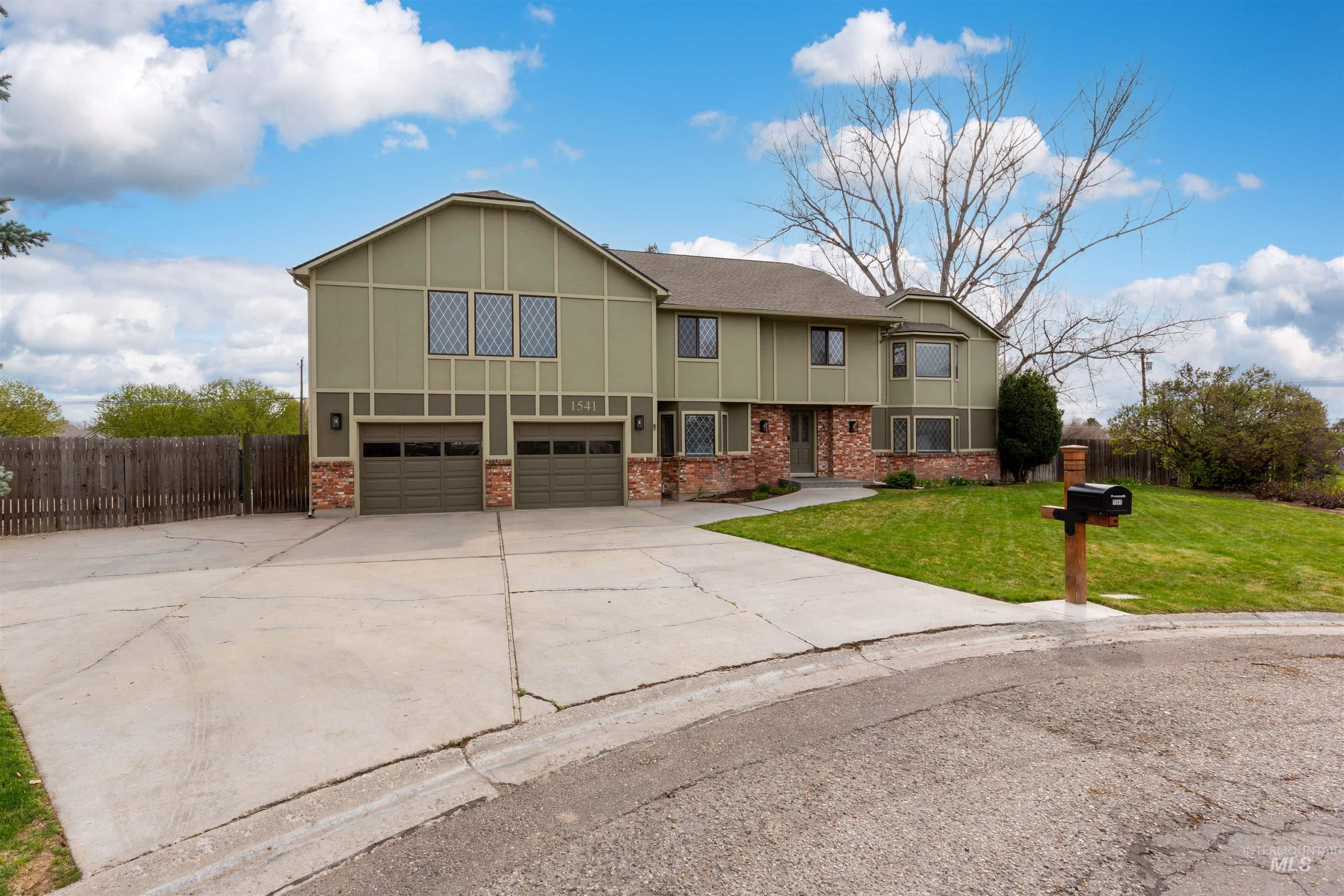 1541 S Oriole Way Property Photo 3