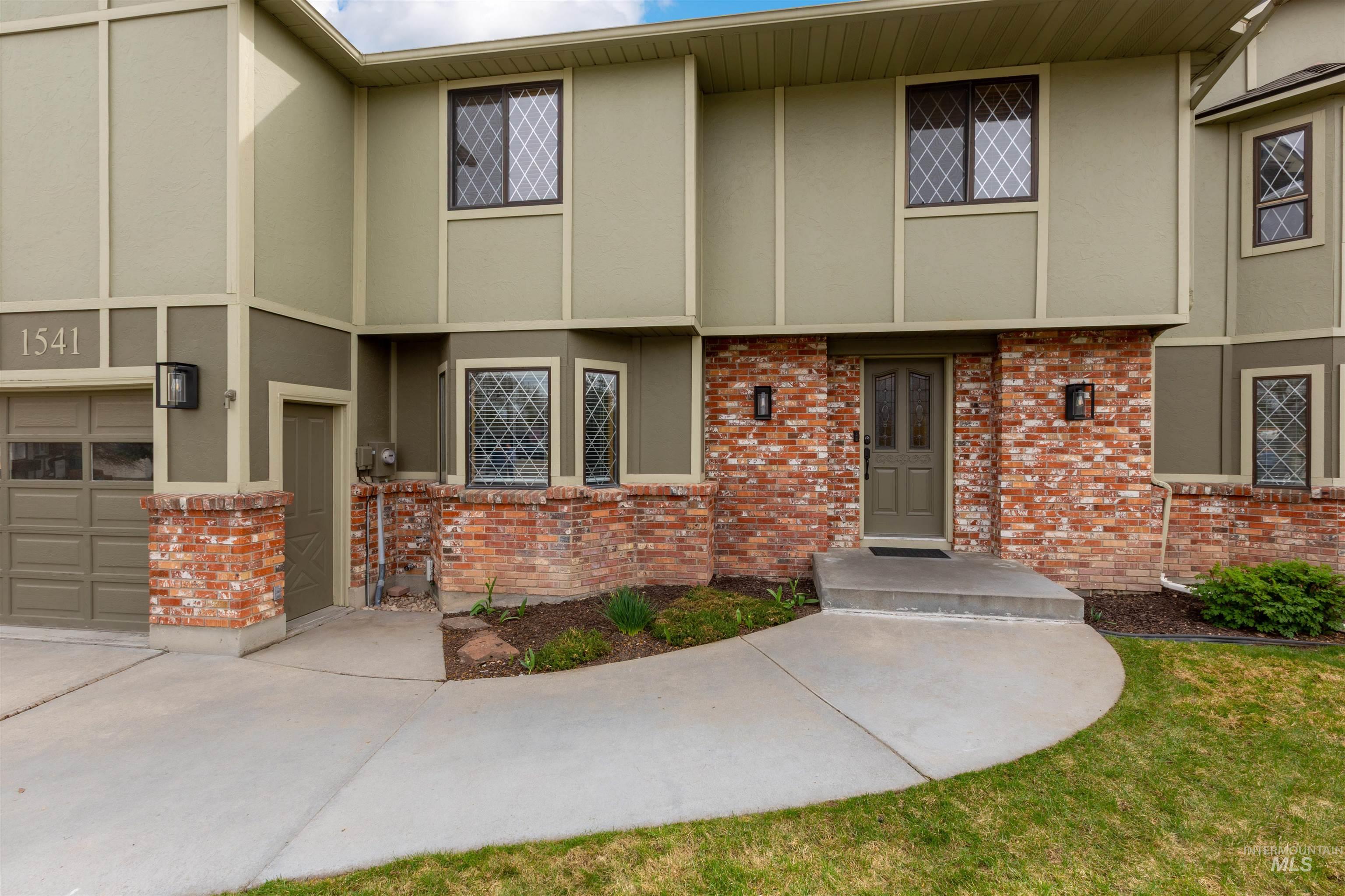 1541 S Oriole Way Property Photo 4