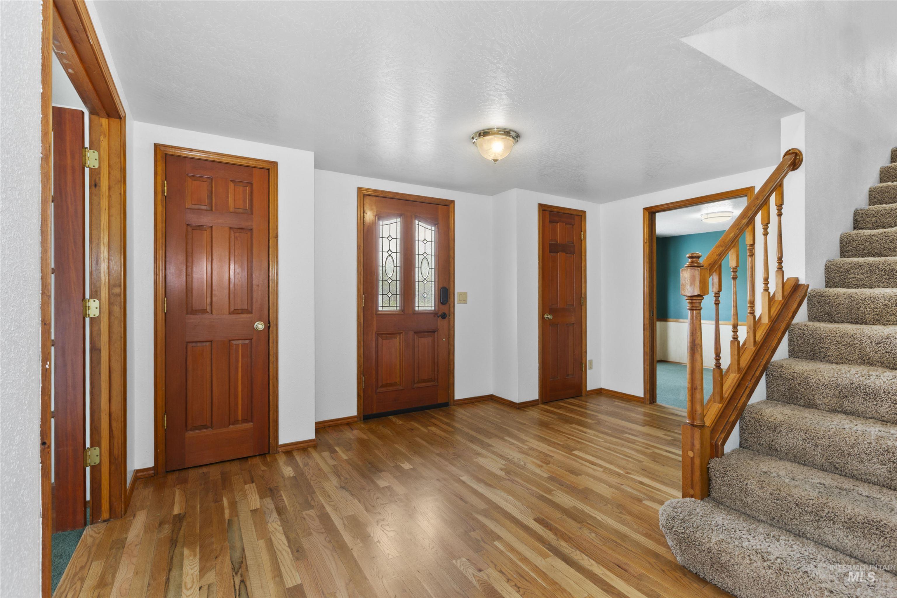 1541 S Oriole Way Property Photo 5
