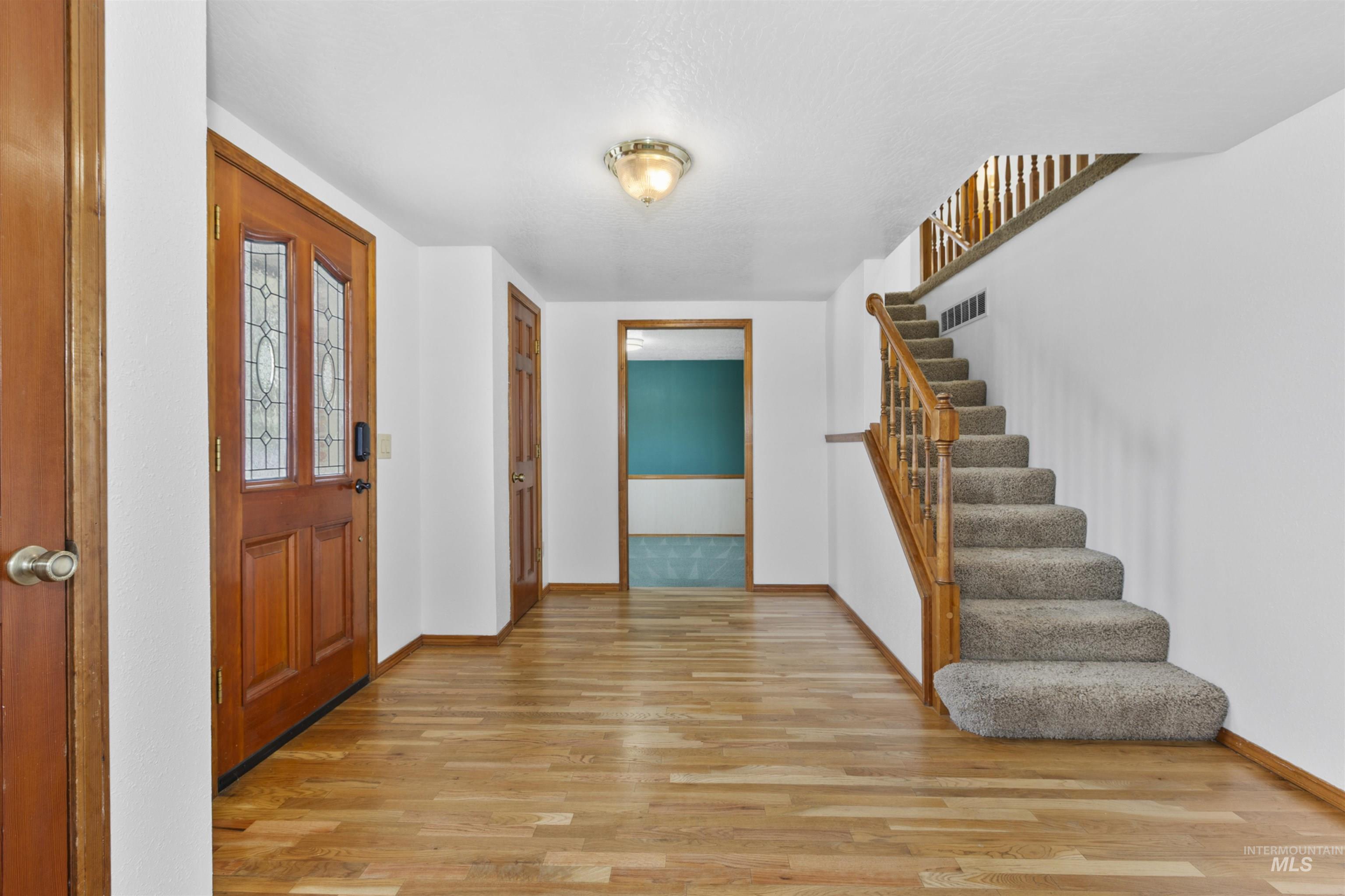 1541 S Oriole Way Property Photo 6