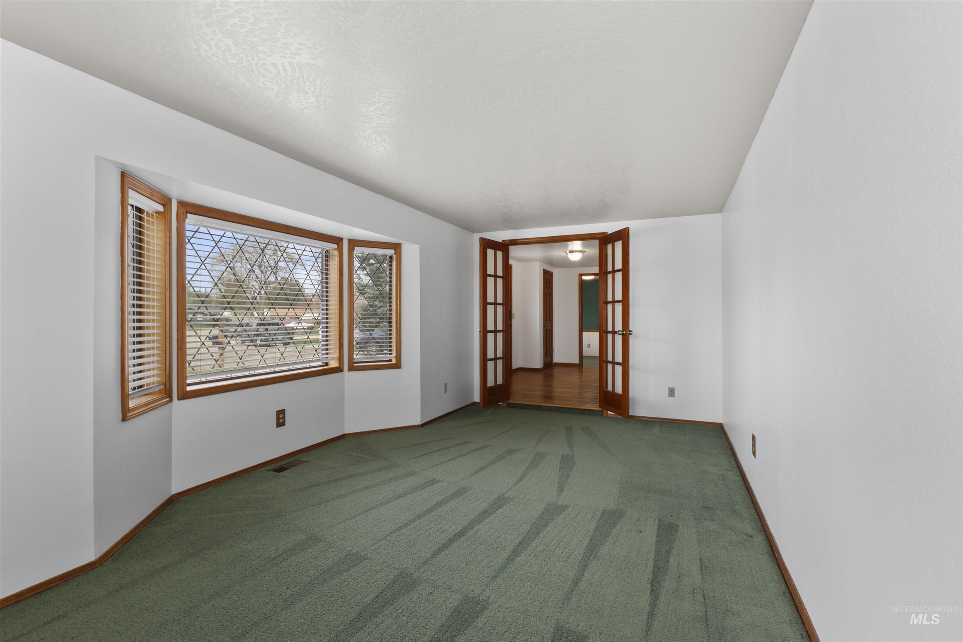 1541 S Oriole Way Property Photo 9