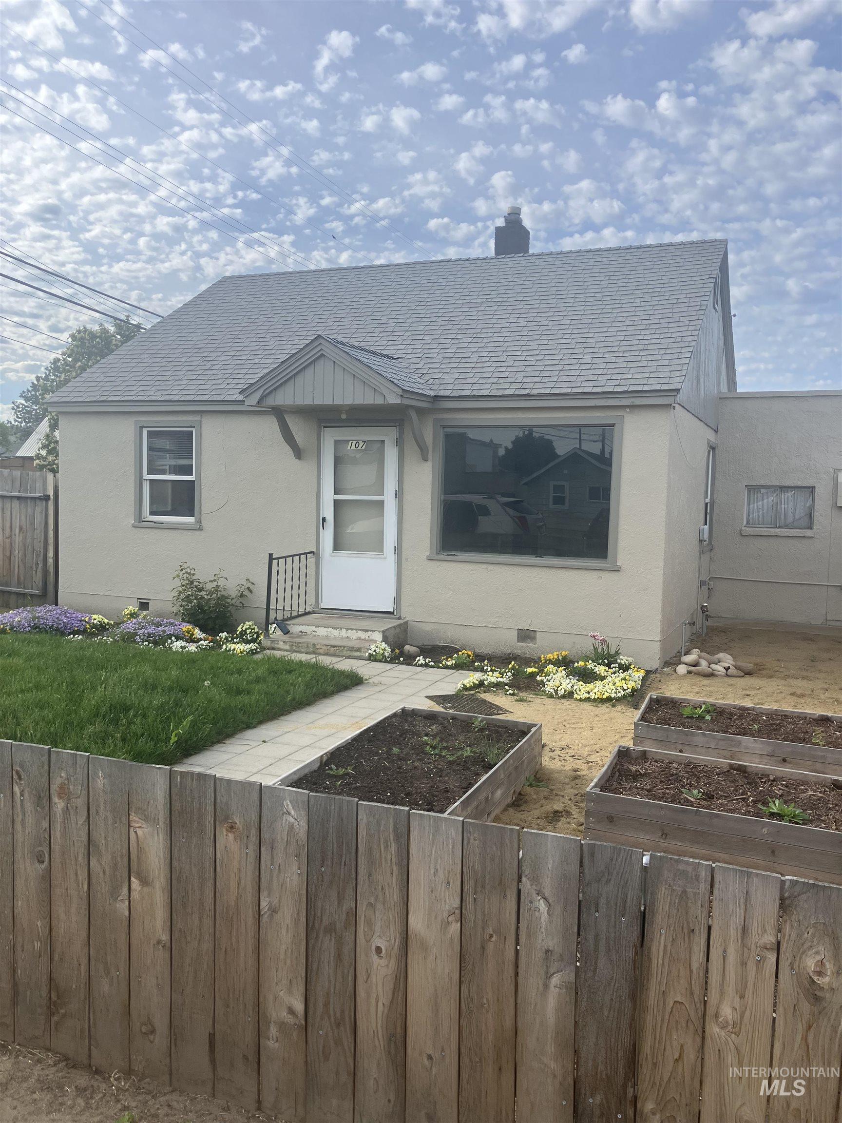 107 E 5th St. Property Photo 1
