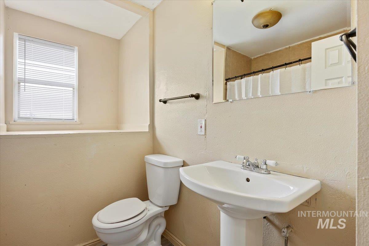 532 W 2nd Ave Property Photo 13