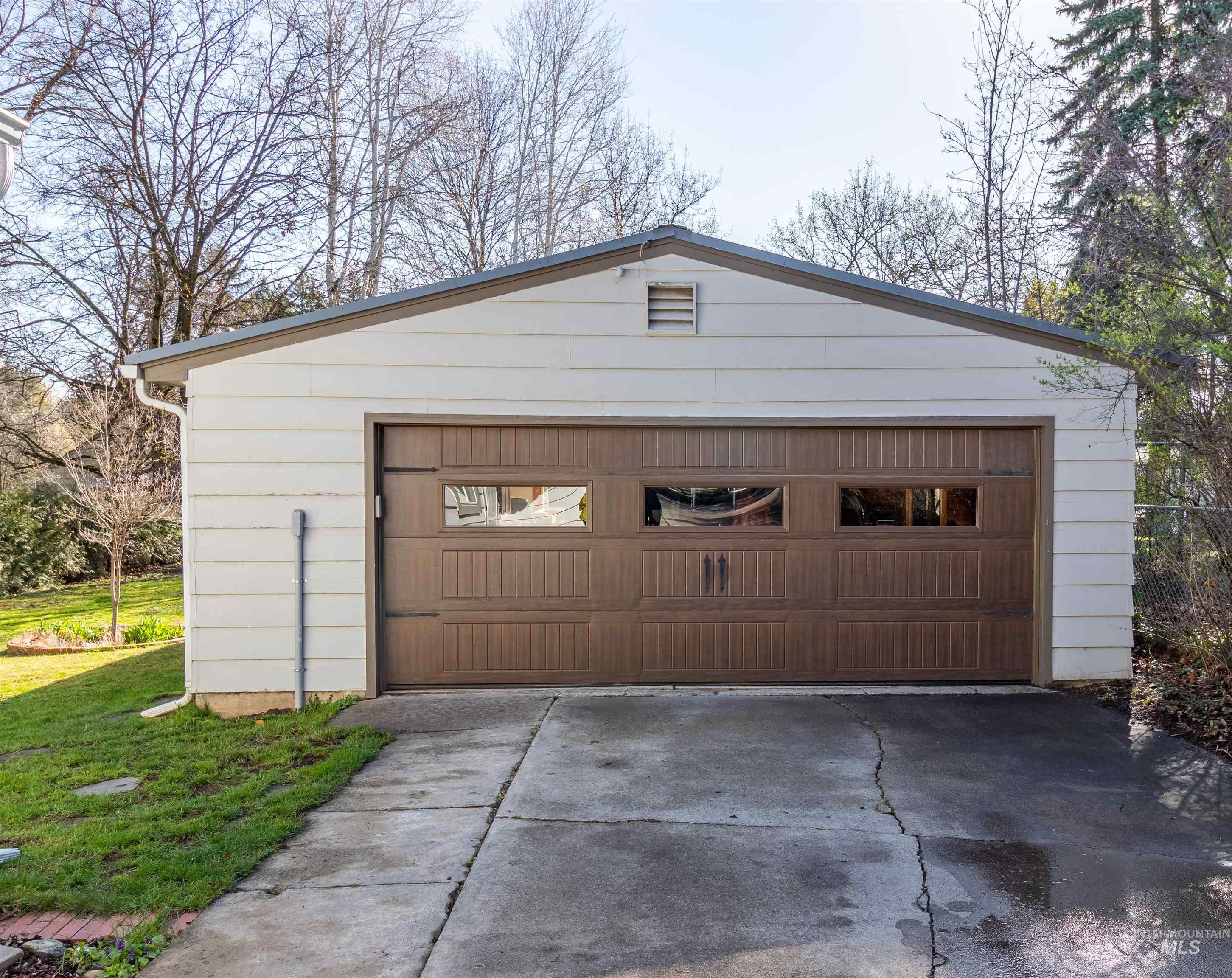 618 Moore St Property Photo 41