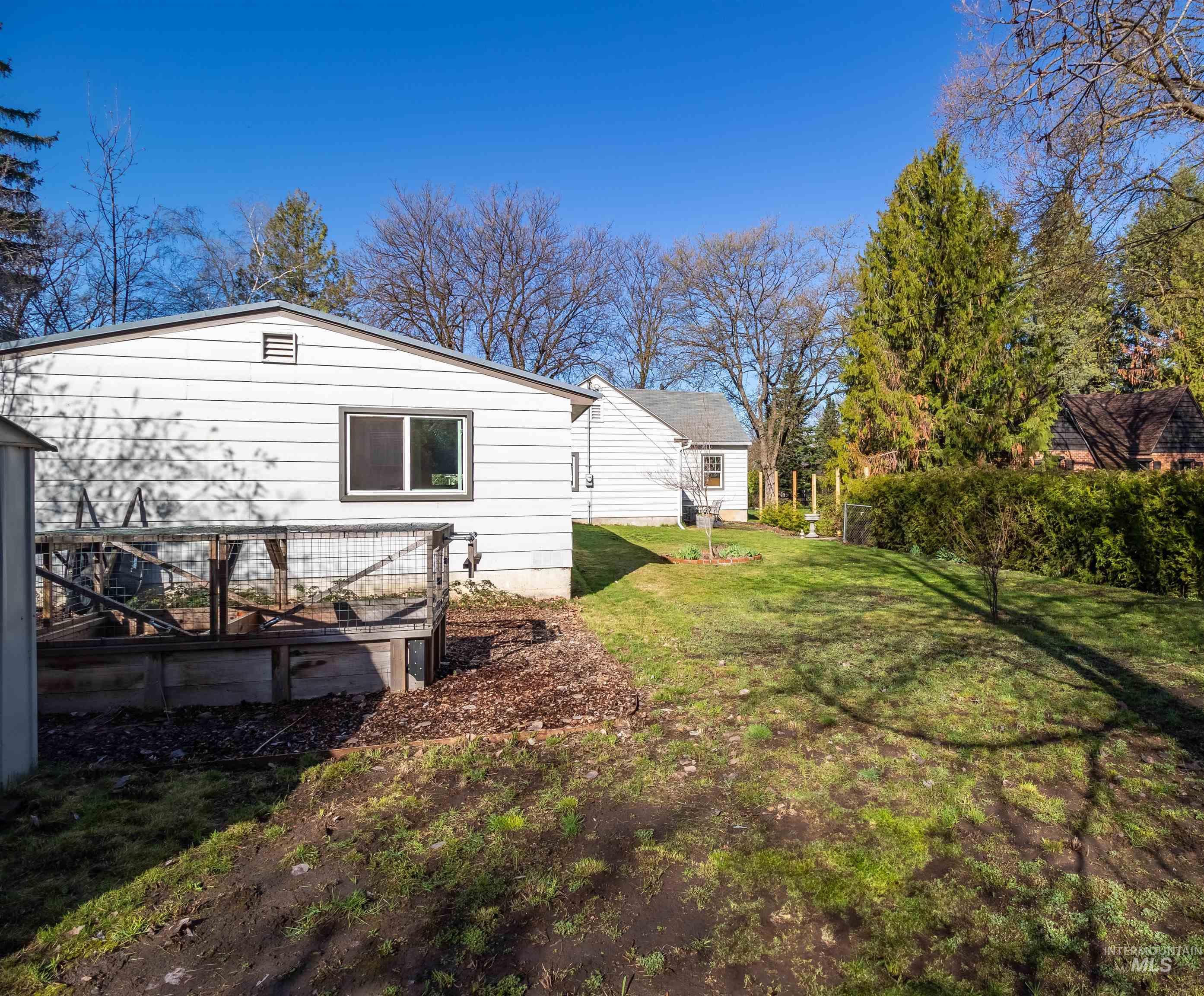 618 Moore St Property Photo 45