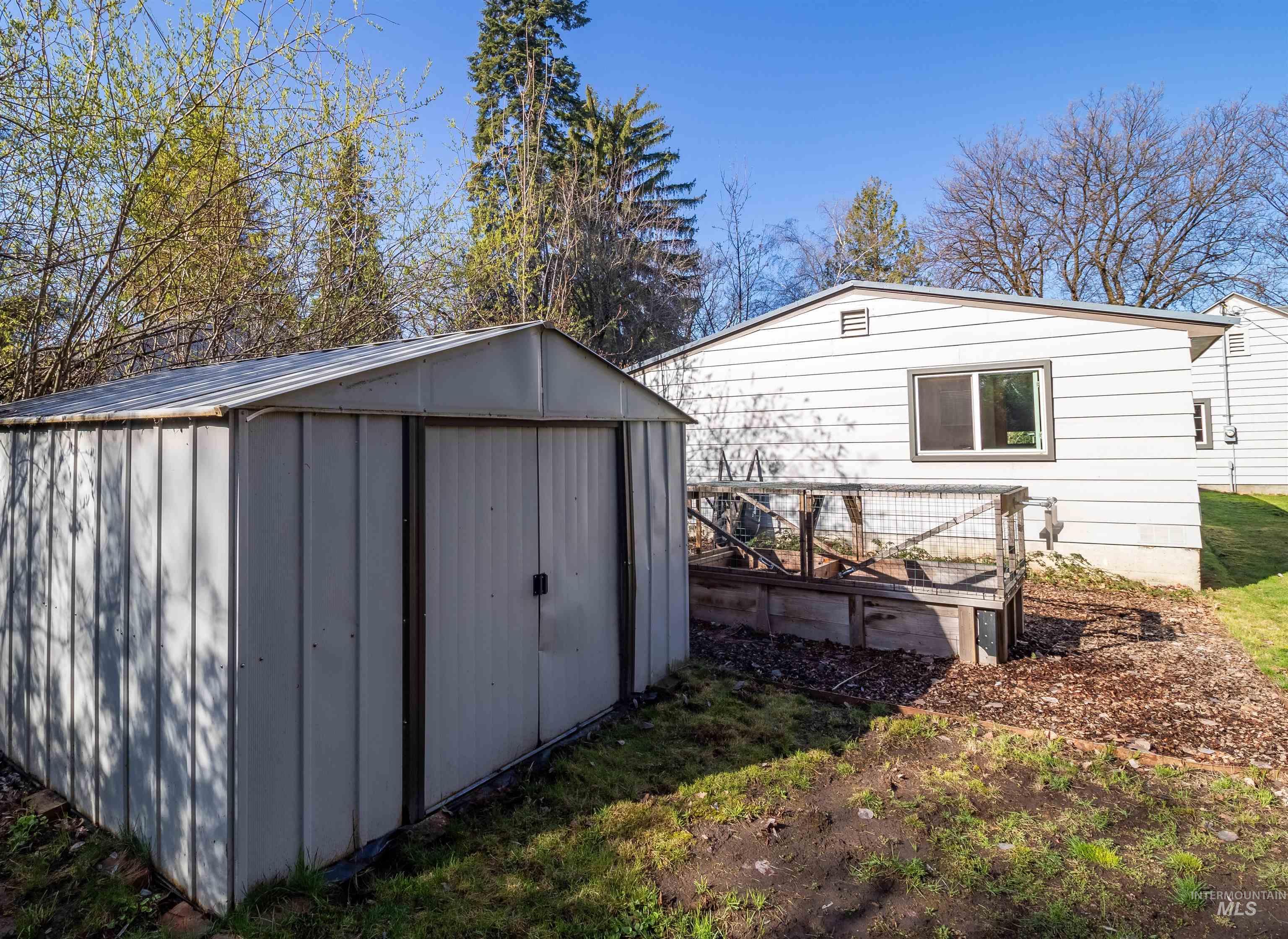 618 Moore St Property Photo 46