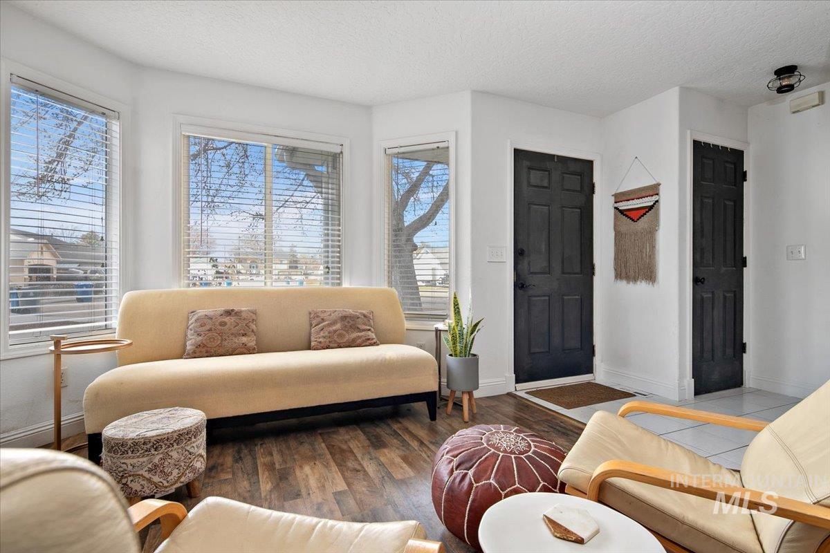 1821 Topaz Ct Property Photo 3