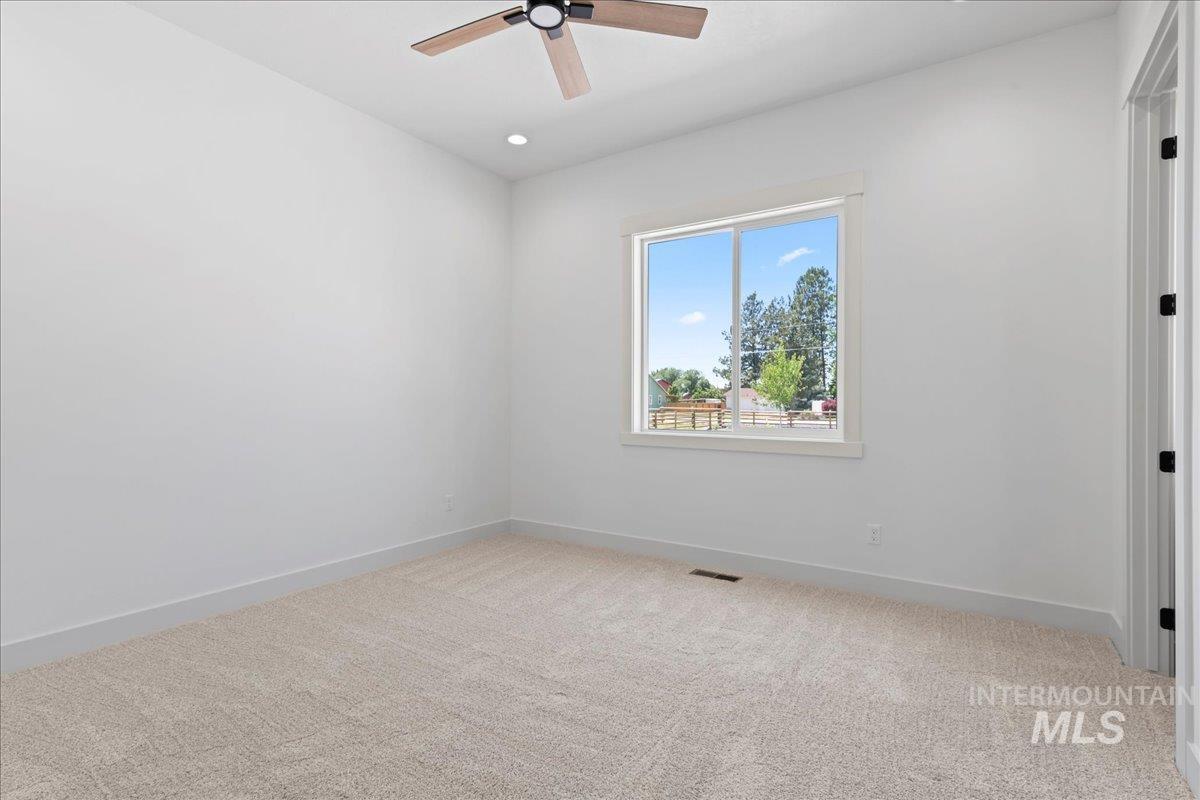 1360 Jordan Ln Property Photo 21