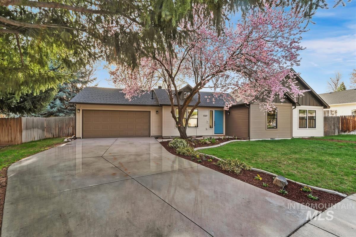 1069 N Marsh Hawk Pl Property Photo 1