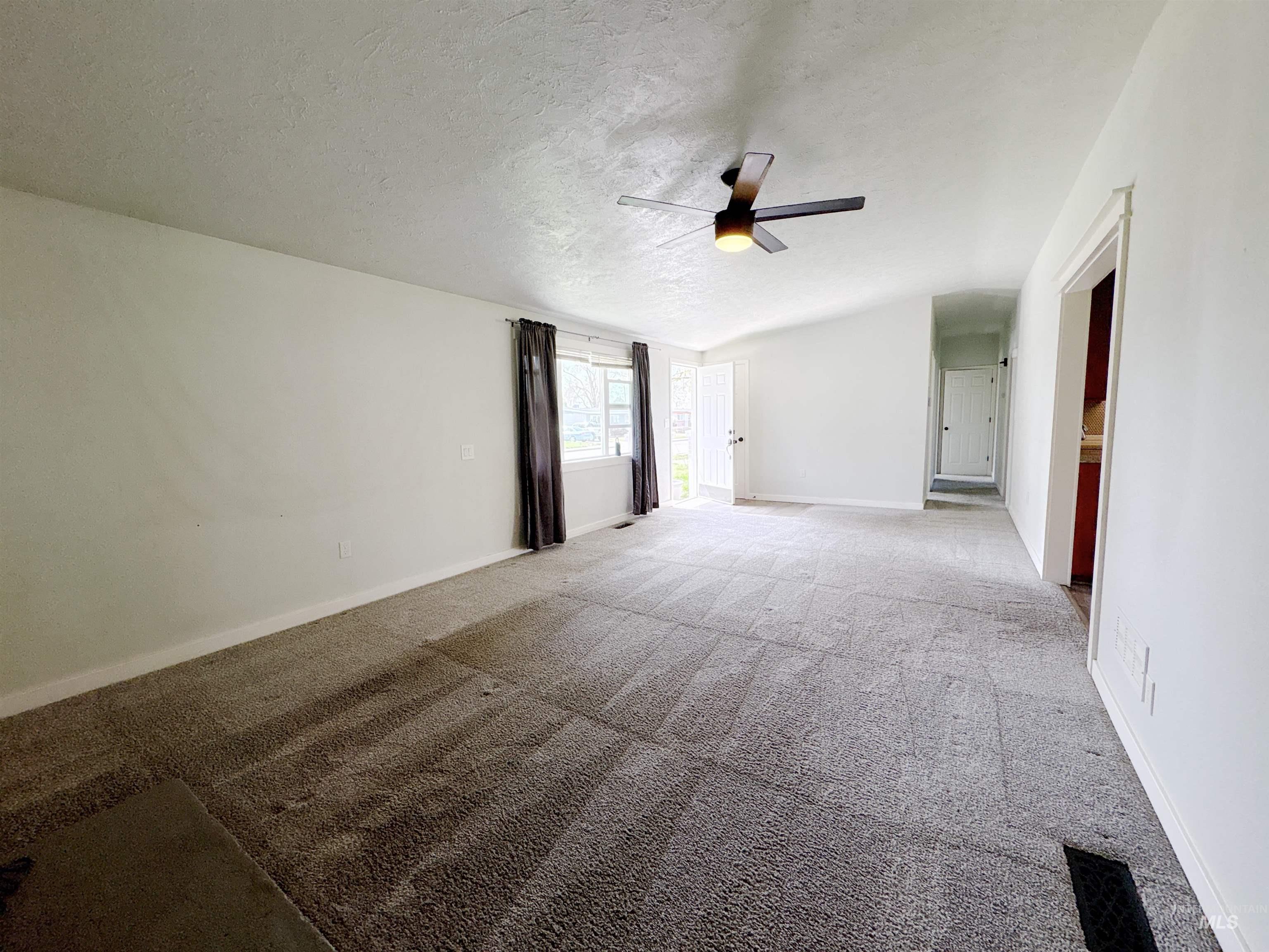 422 W 3rd N Property Photo 3