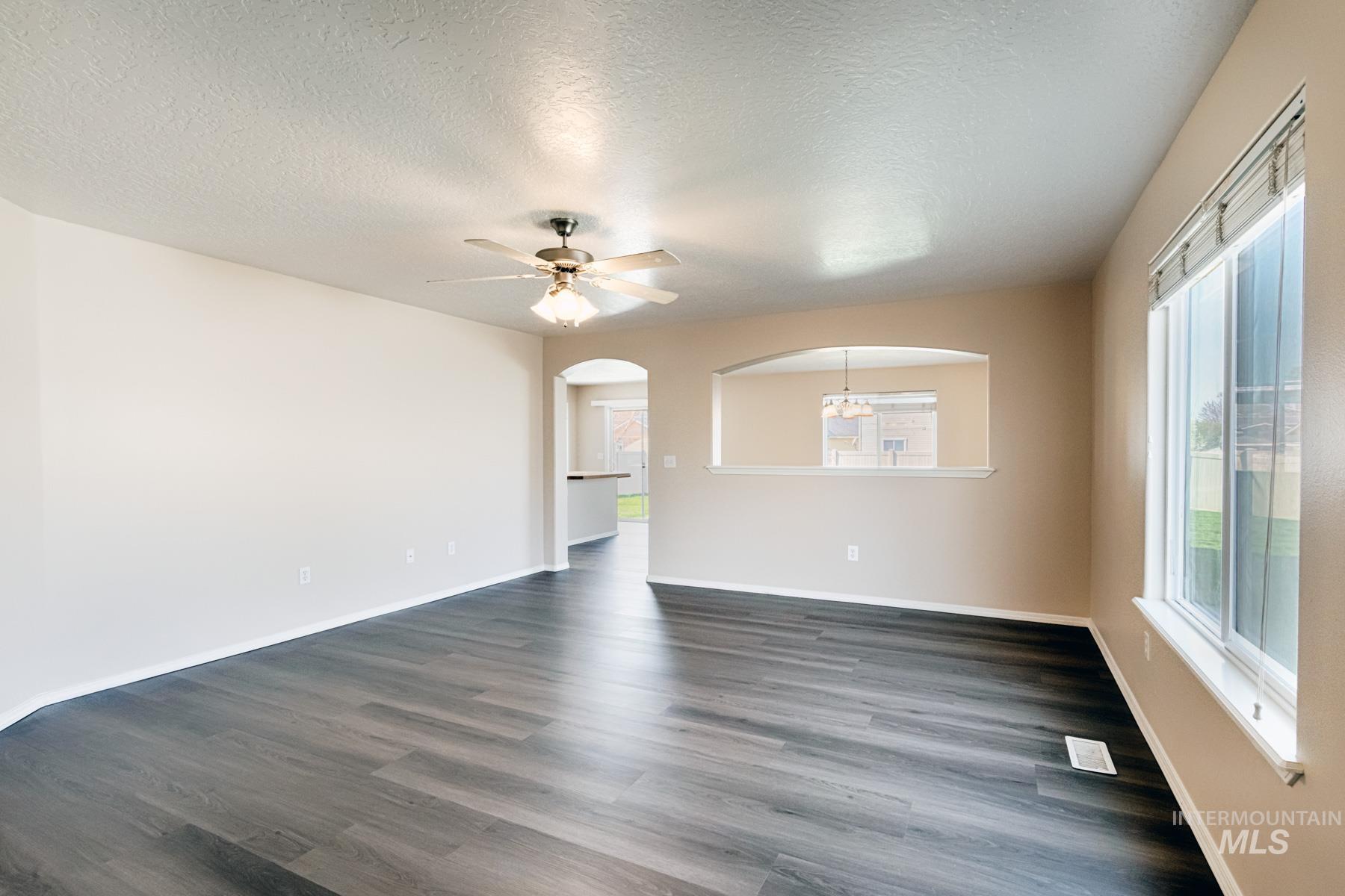 2521 N Tyra Ave Property Photo 6