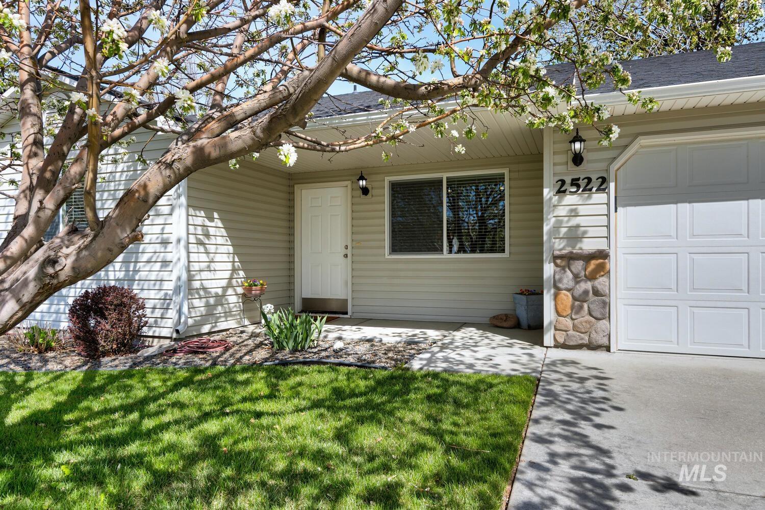 2522 E Lily Property Photo 1