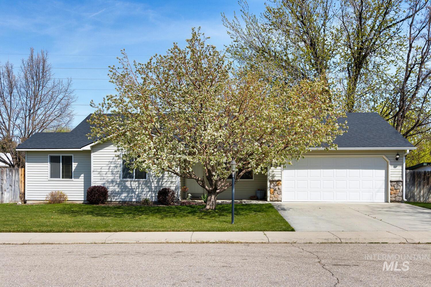 2522 E Lily Property Photo 2