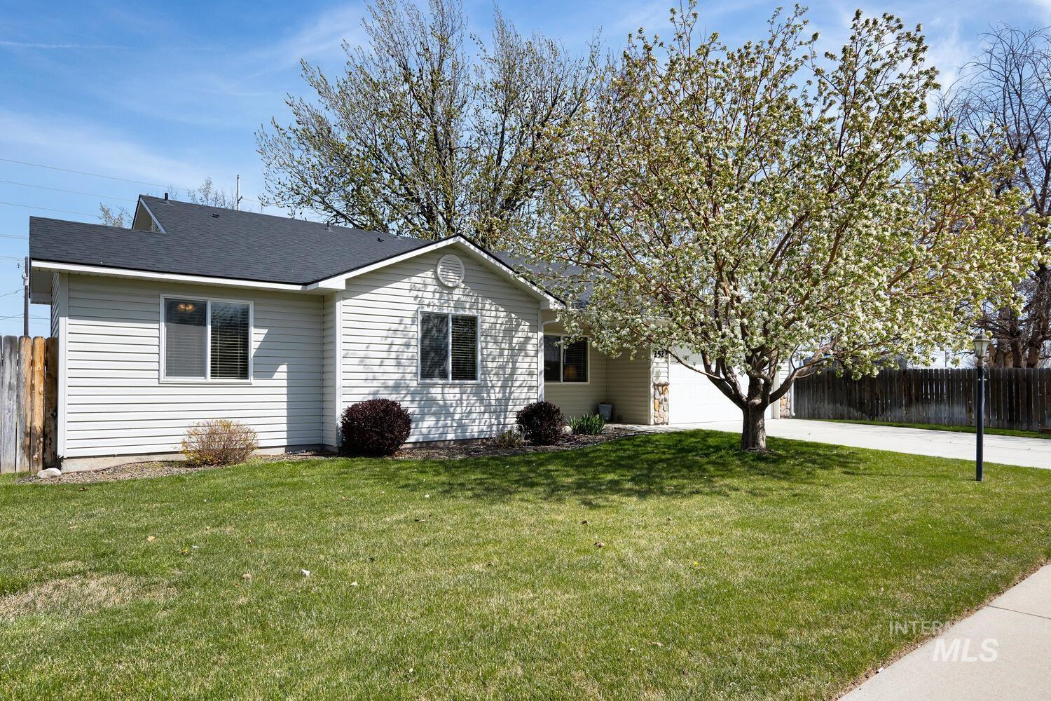 2522 E Lily Property Photo 3