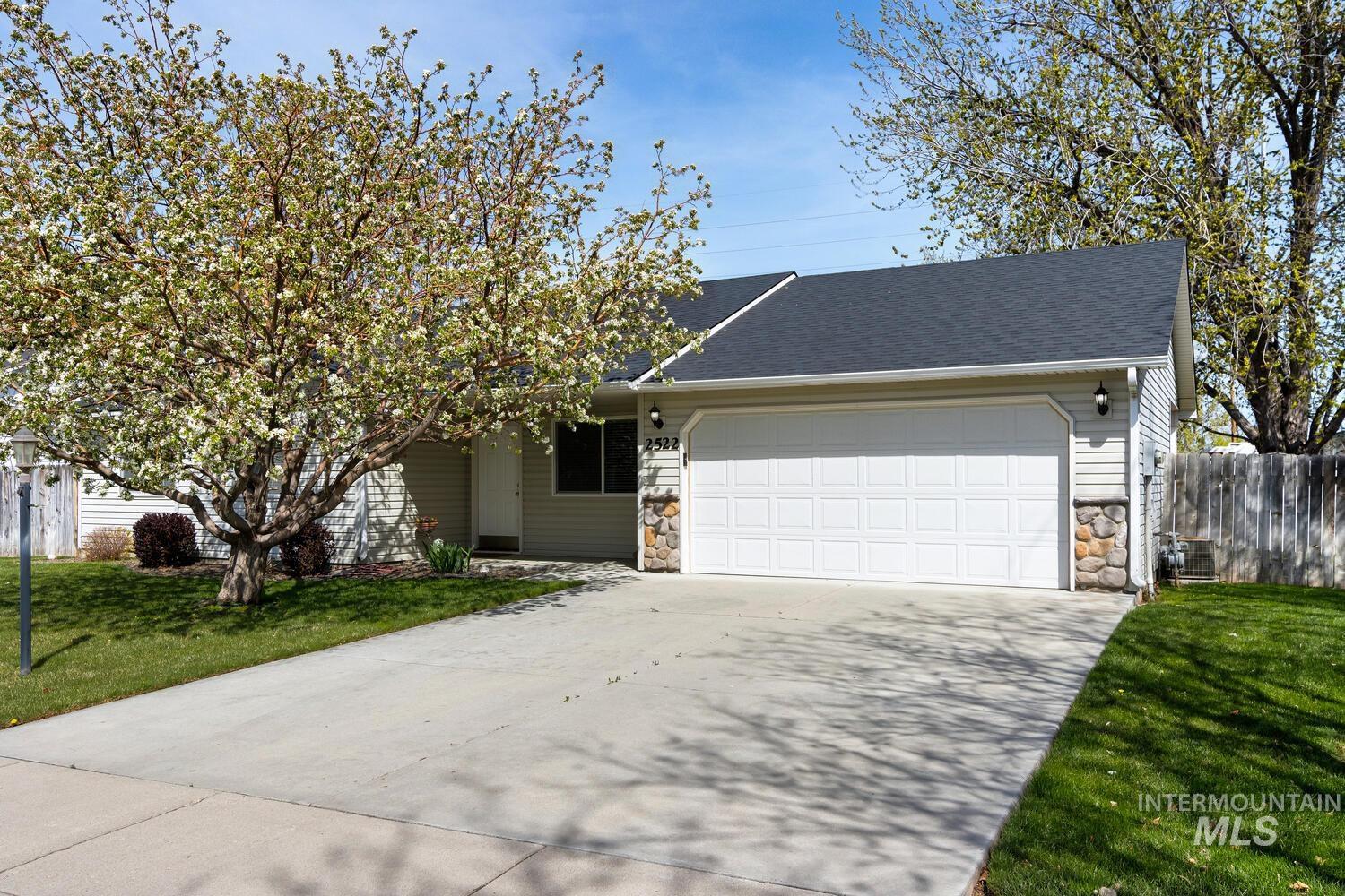2522 E Lily Property Photo 4