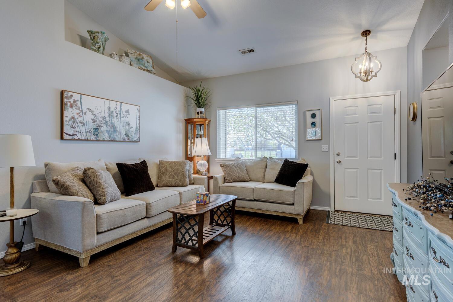 2522 E Lily Property Photo 5