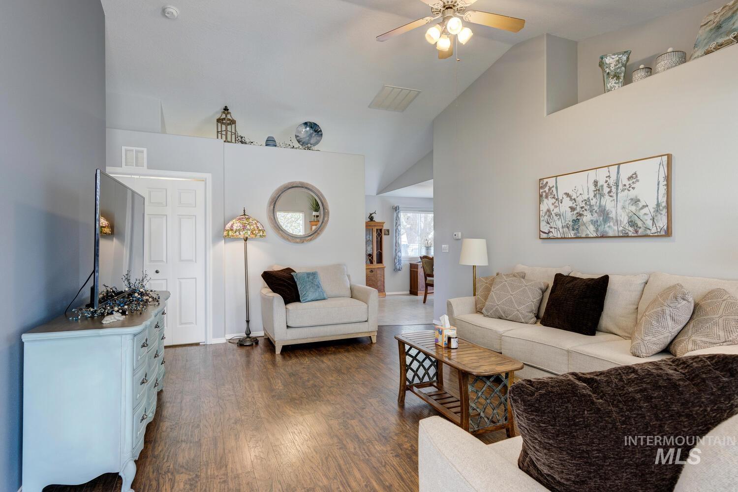 2522 E Lily Property Photo 6